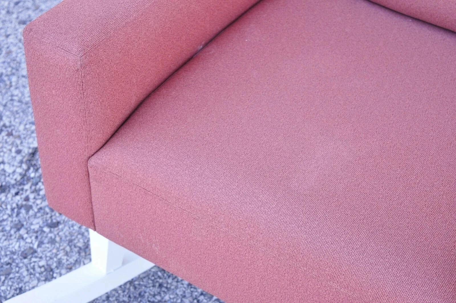 Chaise berçante à bascule sculpturale et tapissée Style Upholstering du milieu du siècle dernier à large cadre Bon état - En vente à Philadelphia, PA