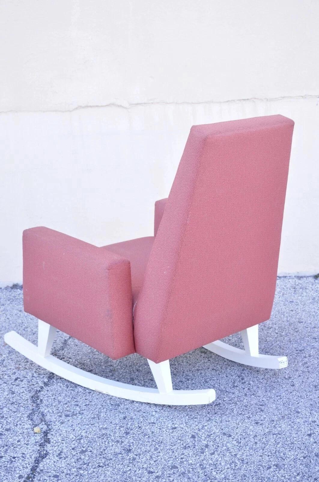 Inconnu Chaise berçante à bascule sculpturale et tapissée Style Upholstering du milieu du siècle dernier à large cadre en vente