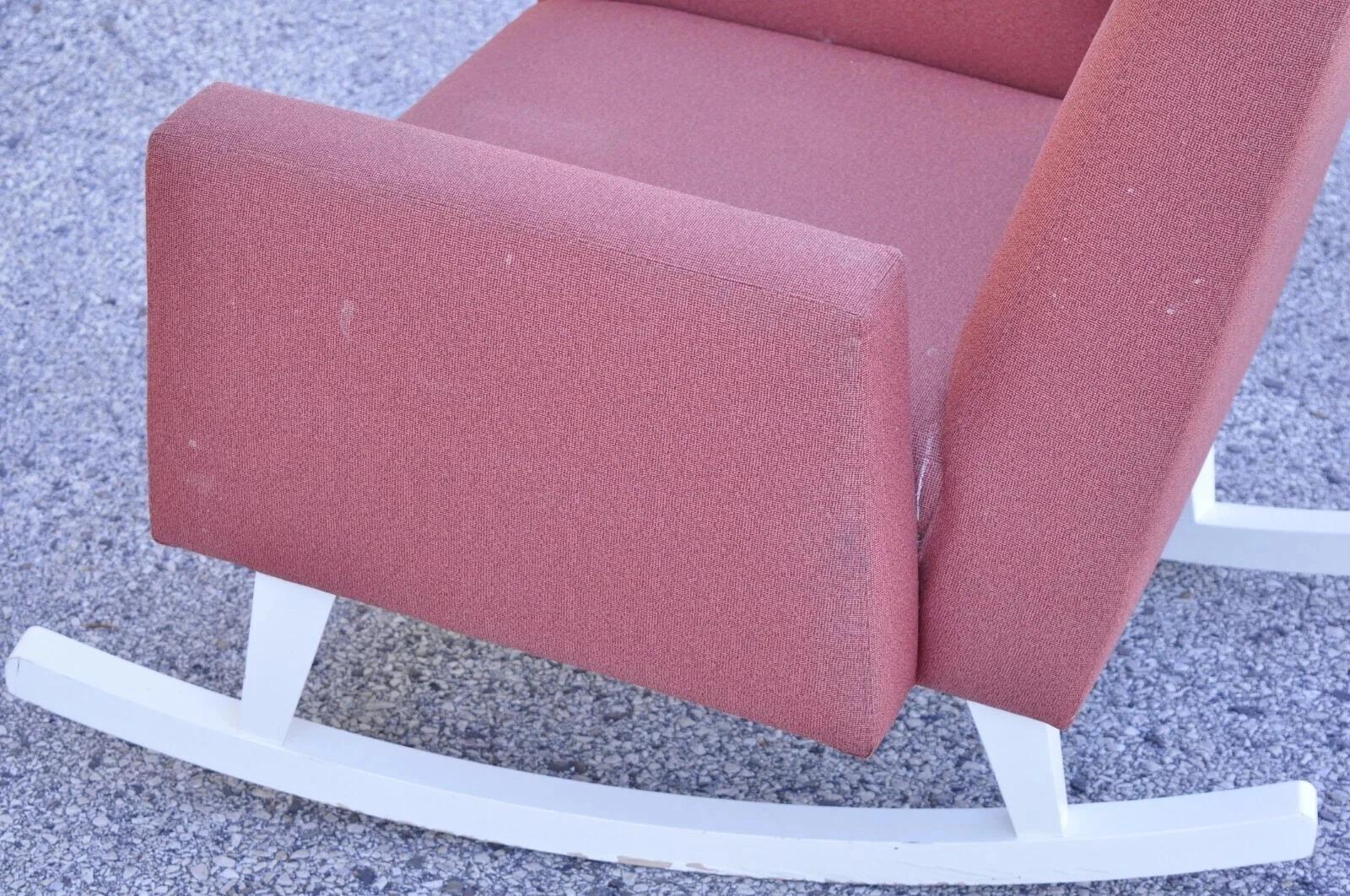 Tissu Chaise berçante à bascule sculpturale et tapissée Style Upholstering du milieu du siècle dernier à large cadre en vente