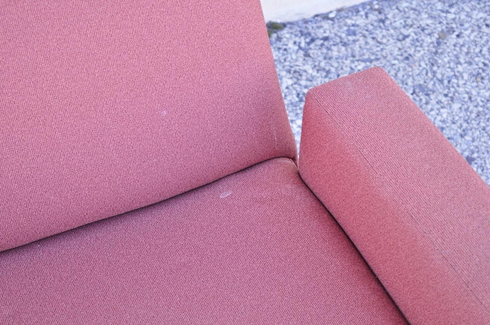 20ième siècle Chaise berçante à bascule sculpturale et tapissée Style Upholstering du milieu du siècle dernier à large cadre en vente