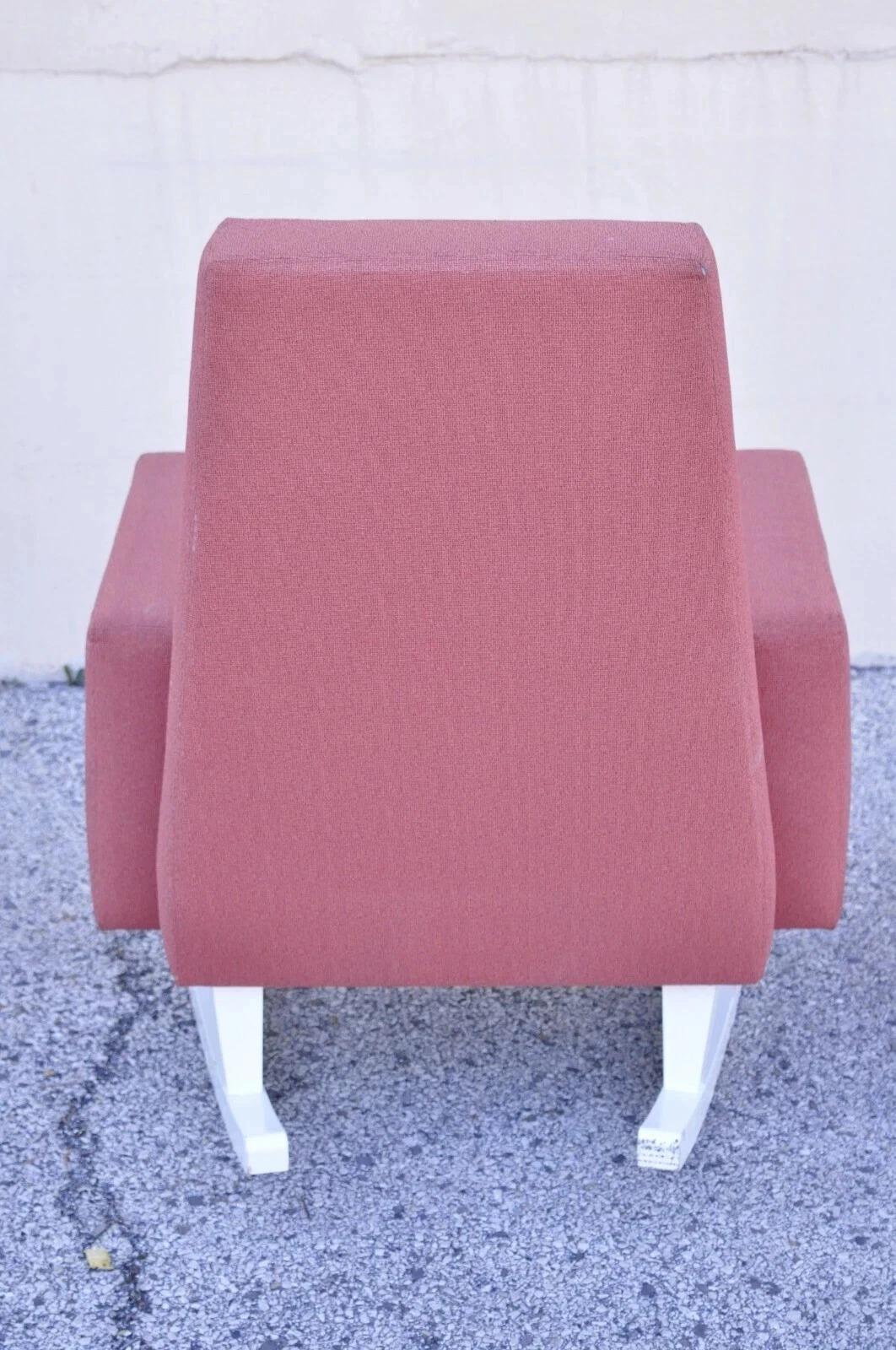 Chaise berçante à bascule sculpturale et tapissée Style Upholstering du milieu du siècle dernier à large cadre en vente 2