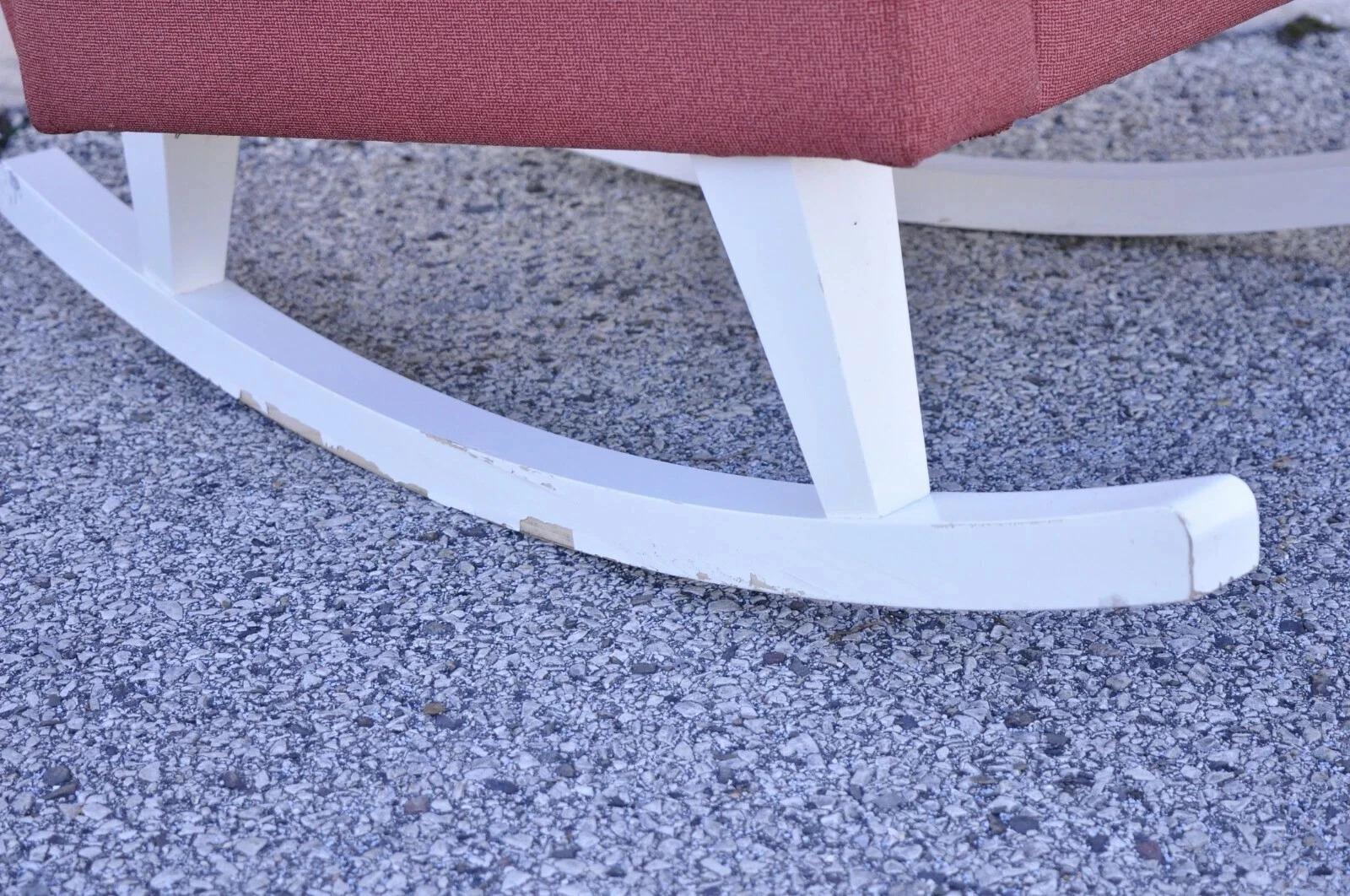 Chaise berçante à bascule sculpturale et tapissée Style Upholstering du milieu du siècle dernier à large cadre en vente 1