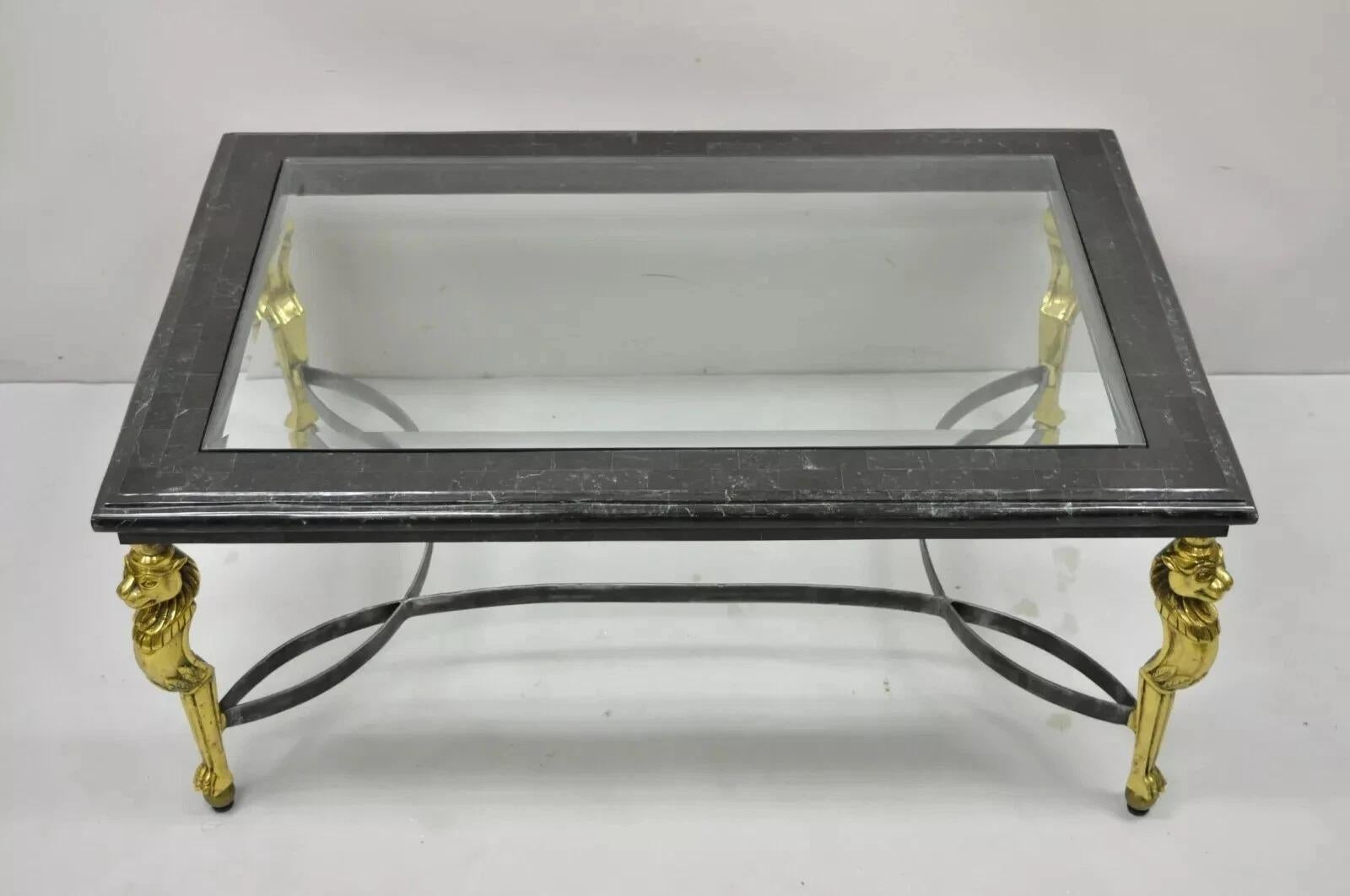 Vintage Italian Regency Style Tavolino da caffè in acciaio con piano in vetro e intarsi in marmo. L'articolo presenta un piano in marmo intarsiato, vetro smussato incastonato, gambe a forma di leone in ottone e piedi a zampa, qualità artigianale,