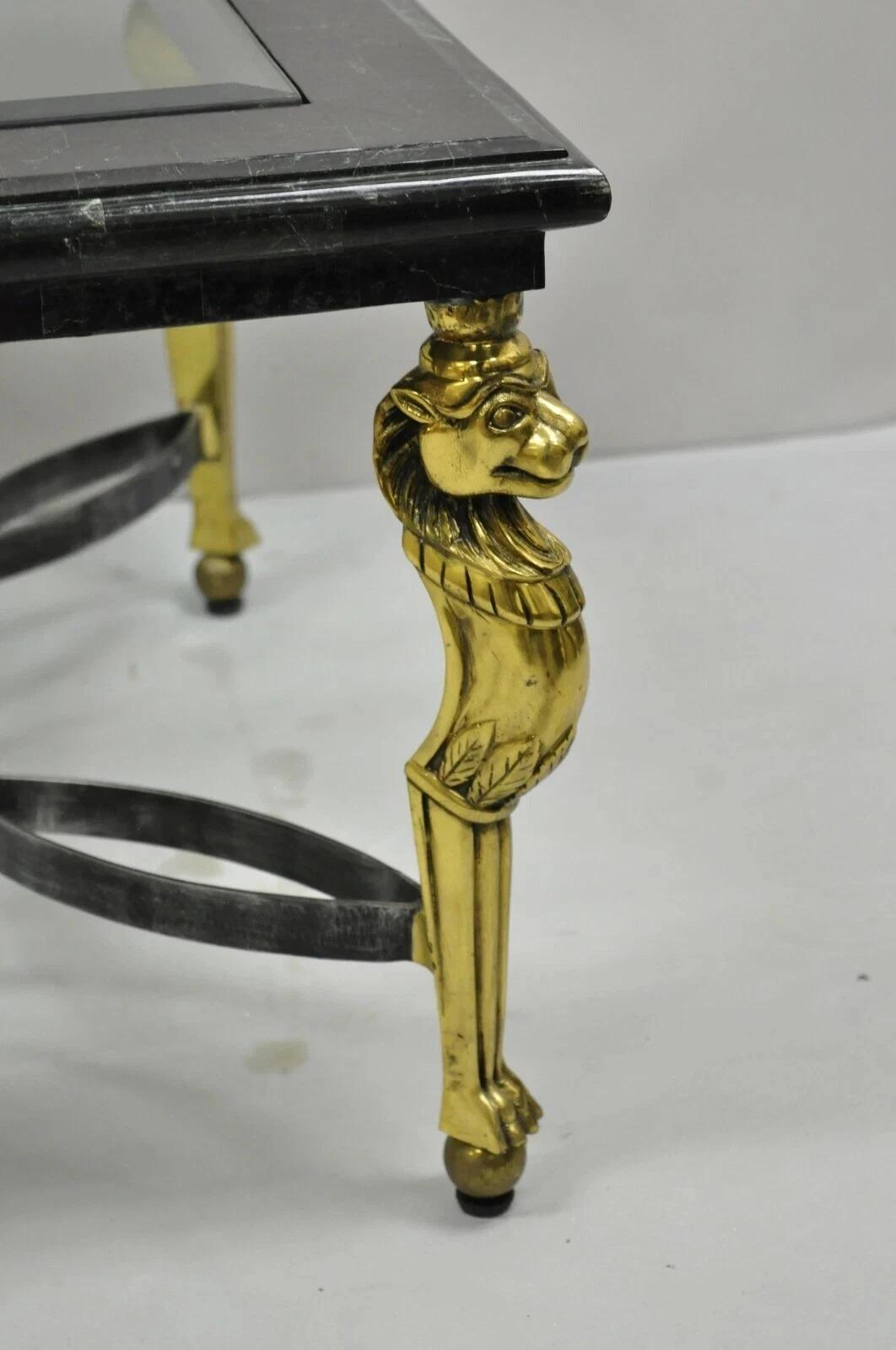 Sconosciuto Tavolino da caffè in acciaio con piano in vetro con intarsi in marmo e leone in ottone in stile Regency italiano in vendita