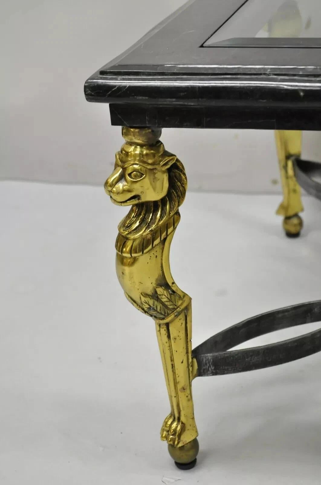 Tavolino da caffè in acciaio con piano in vetro con intarsi in marmo e leone in ottone in stile Regency italiano in vendita 1