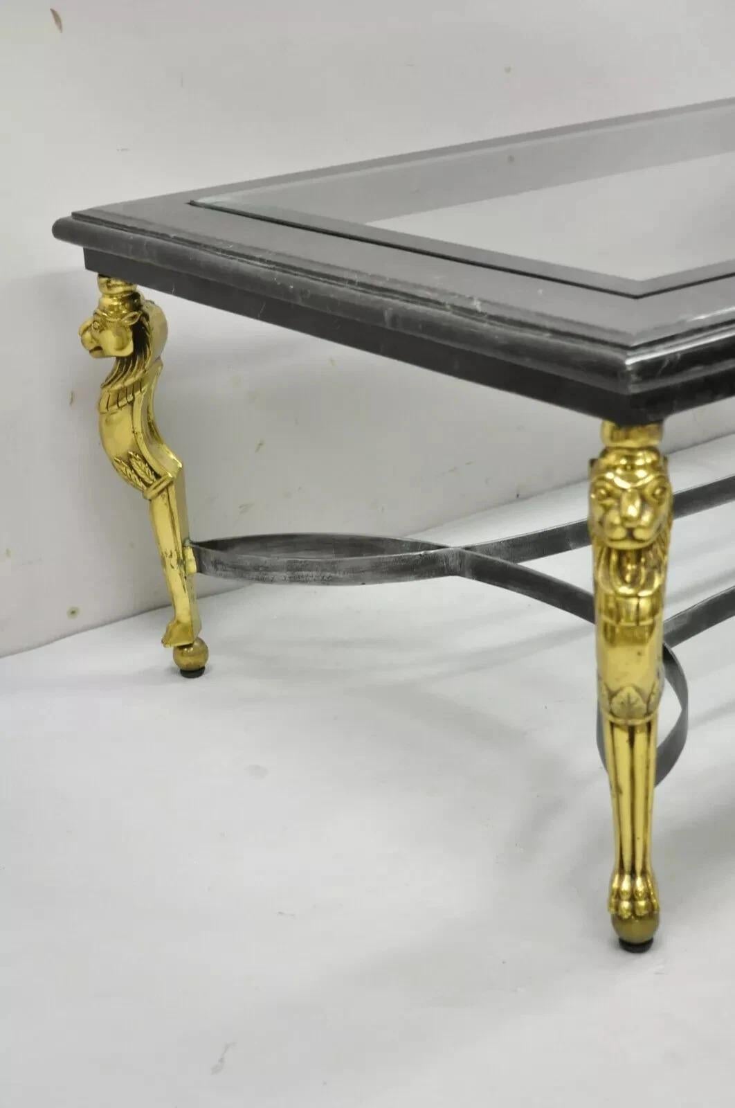 Tavolino da caffè in acciaio con piano in vetro con intarsi in marmo e leone in ottone in stile Regency italiano in vendita 5