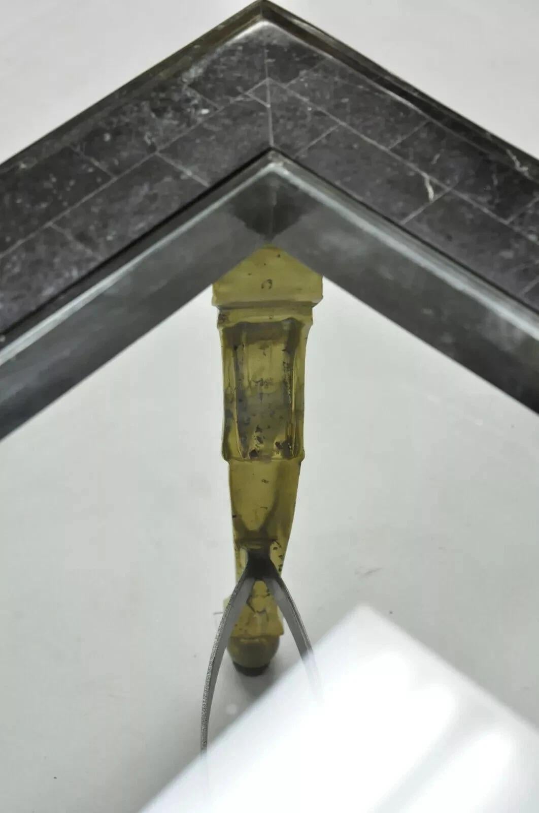 Tavolino da caffè in acciaio con piano in vetro con intarsi in marmo e leone in ottone in stile Regency italiano in vendita 3