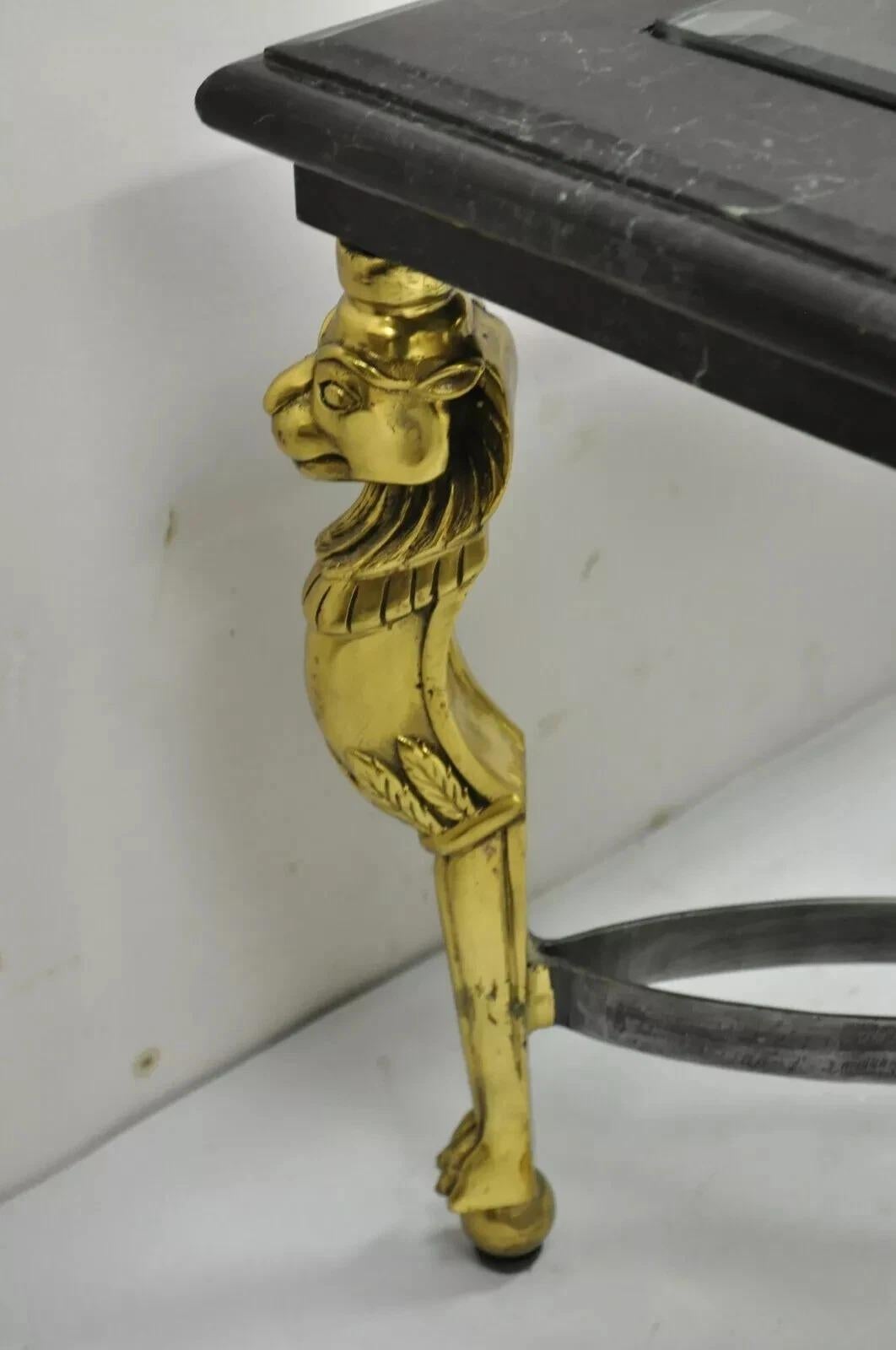 Tavolino da caffè in acciaio con piano in vetro con intarsi in marmo e leone in ottone in stile Regency italiano in vendita 6