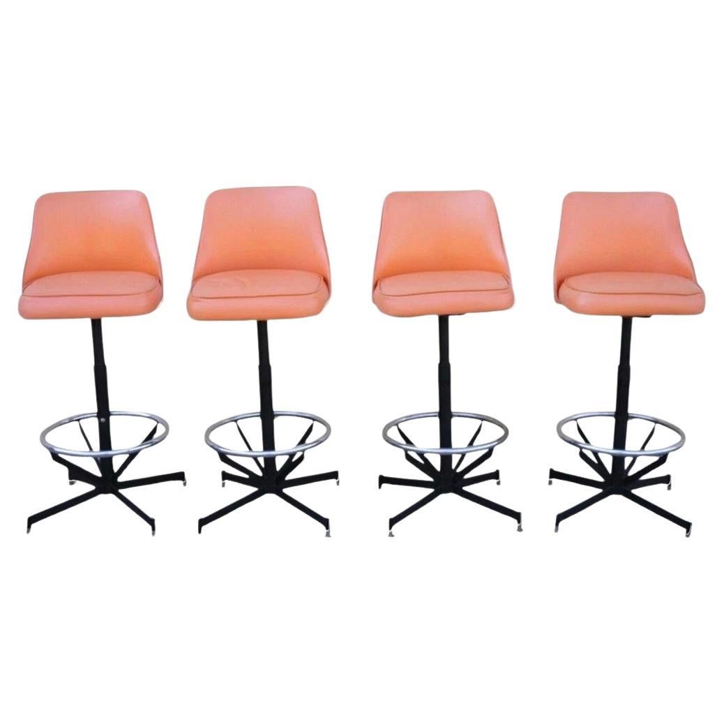 Vintage Mid Century Modern Taburetes giratorios de metal y vinilo naranja atómico - Set de 4