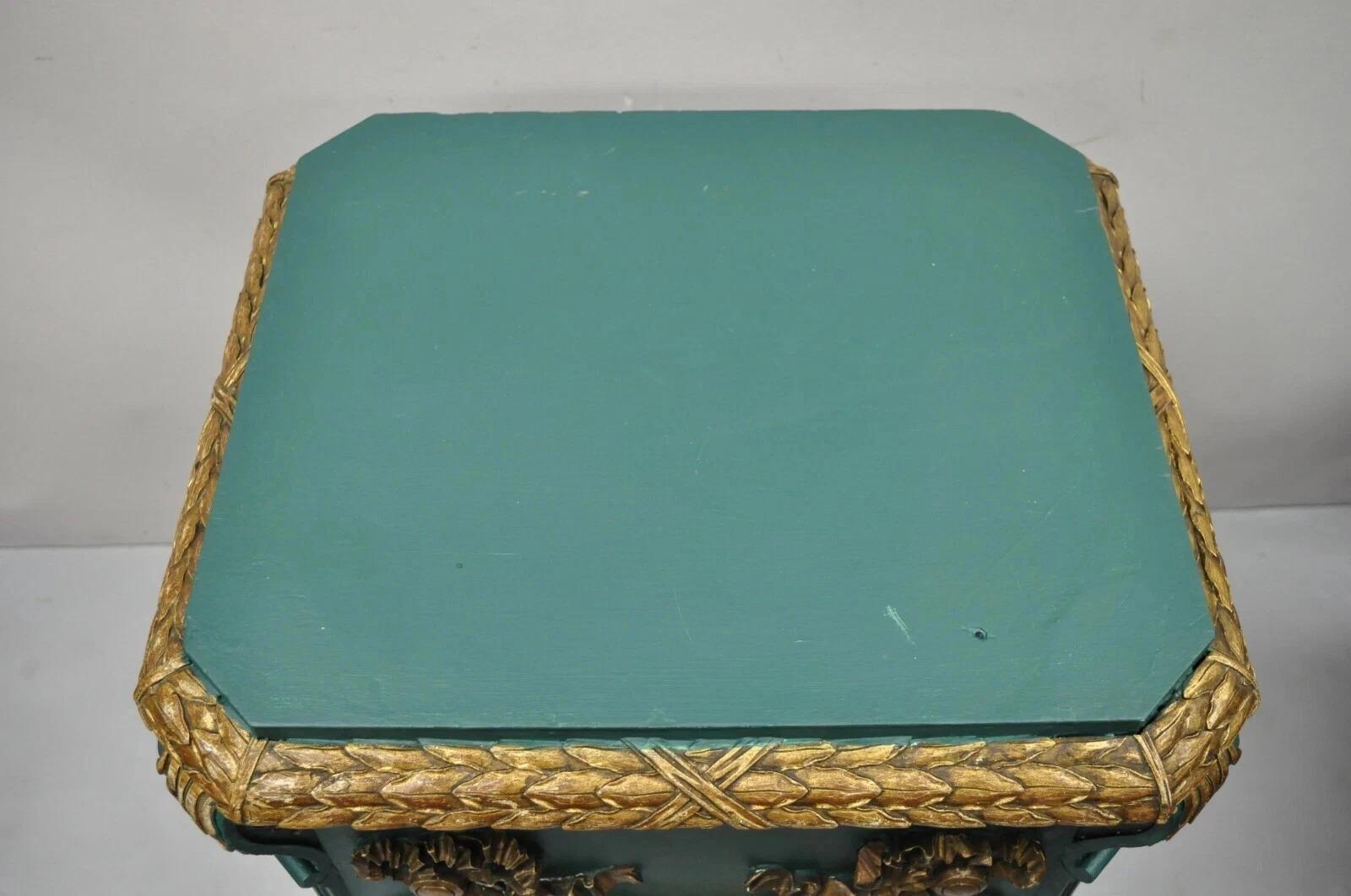 Sconosciuto Piedistallo a colonna d'epoca francese in stile Luigi XVI con legno intagliato in oro verde da 39 pollici in vendita