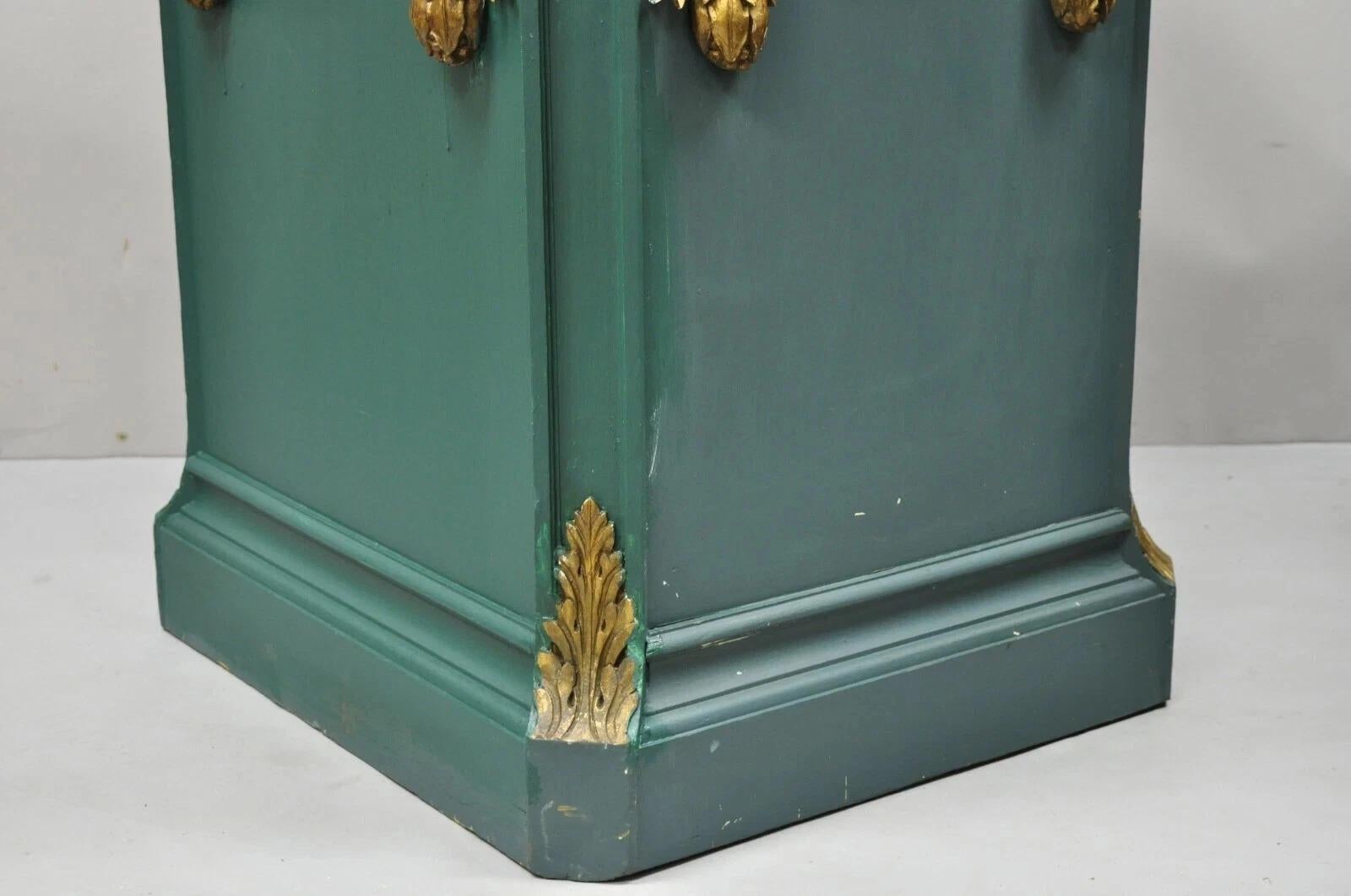 Legno Piedistallo a colonna d'epoca francese in stile Luigi XVI con legno intagliato in oro verde da 39 pollici in vendita