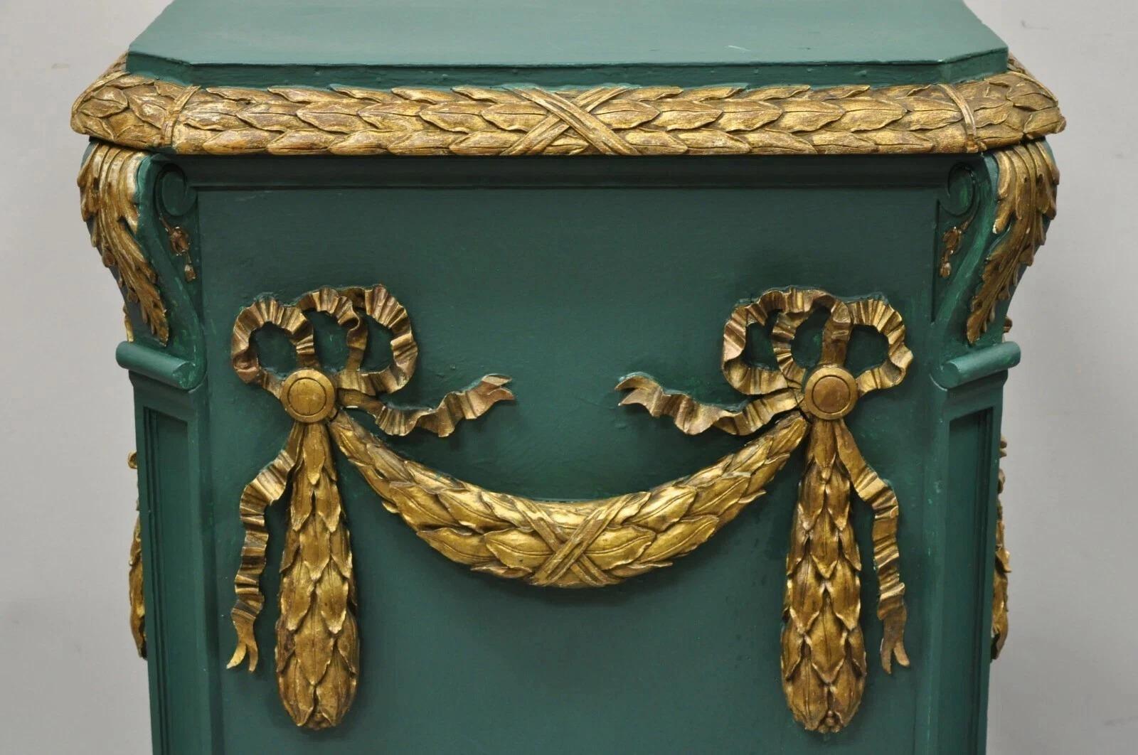 XX secolo Piedistallo a colonna d'epoca francese in stile Luigi XVI con legno intagliato in oro verde da 39 pollici in vendita