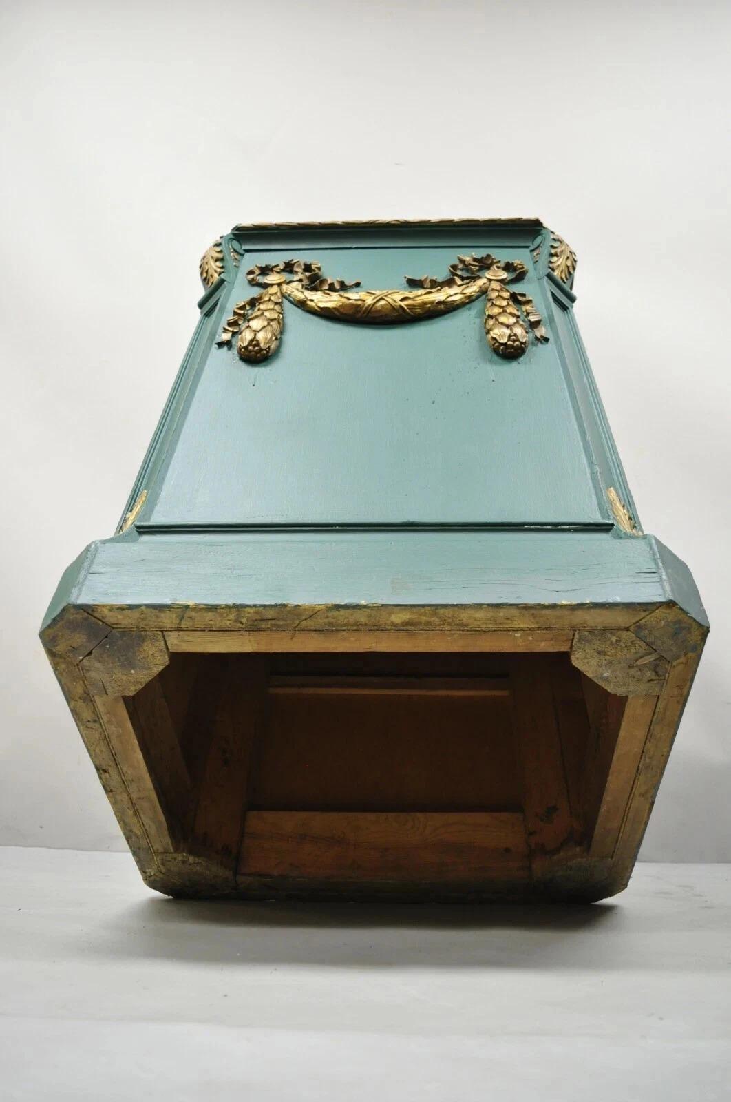 Piedistallo a colonna d'epoca francese in stile Luigi XVI con legno intagliato in oro verde da 39 pollici in vendita 3
