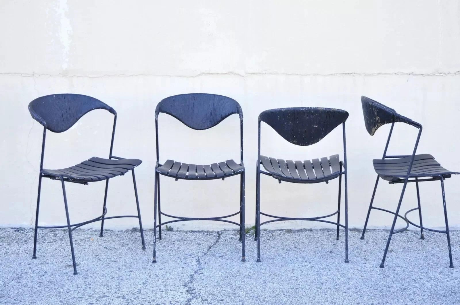 Vintage Arthur Umanoff Mid Century Modern Rattan Wrought Iron Dining Chairs - Set von 4. Artikel verfügt über gewebte Rattan Rücken, Holzlatten Sitze, schwarz lackiert (nicht original), Schmiedeeisen Konstruktion, Qualität italienischer