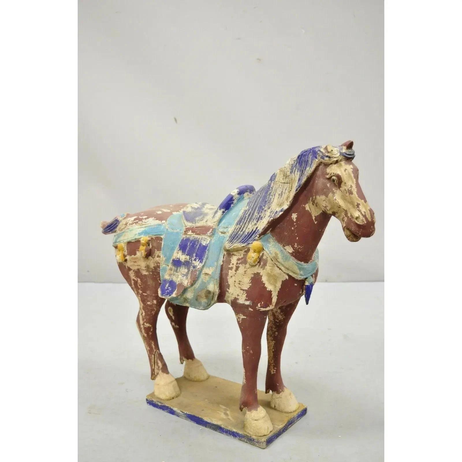 Scultura di cavallo Tang cinese in legno scolpito in policromia da 28 pollici, statua rossa e blu. L'articolo presenta un'interessante perdita di vernice, una struttura in legno massiccio, una finitura afflitta, dettagli ben intagliati, un articolo