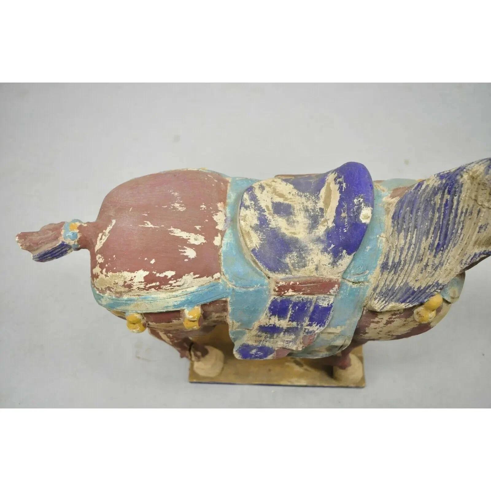 Scultura di Cavallo Tang cinese in legno intagliato in policromia da 28