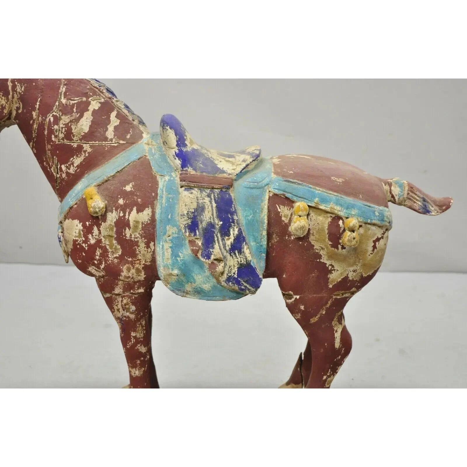 Scultura di Cavallo Tang cinese in legno intagliato in policromia da 28