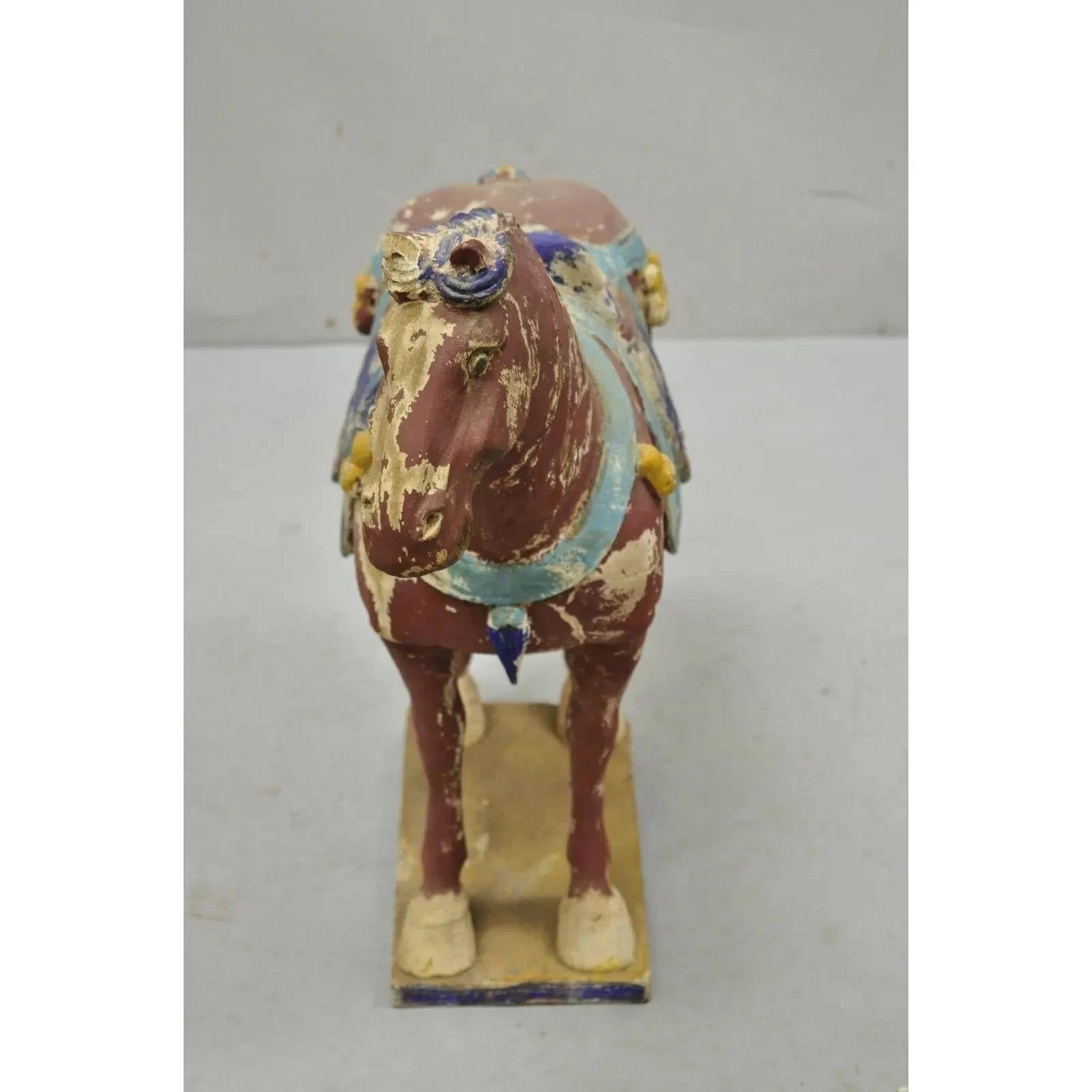 Scultura di Cavallo Tang cinese in legno intagliato in policromia da 28