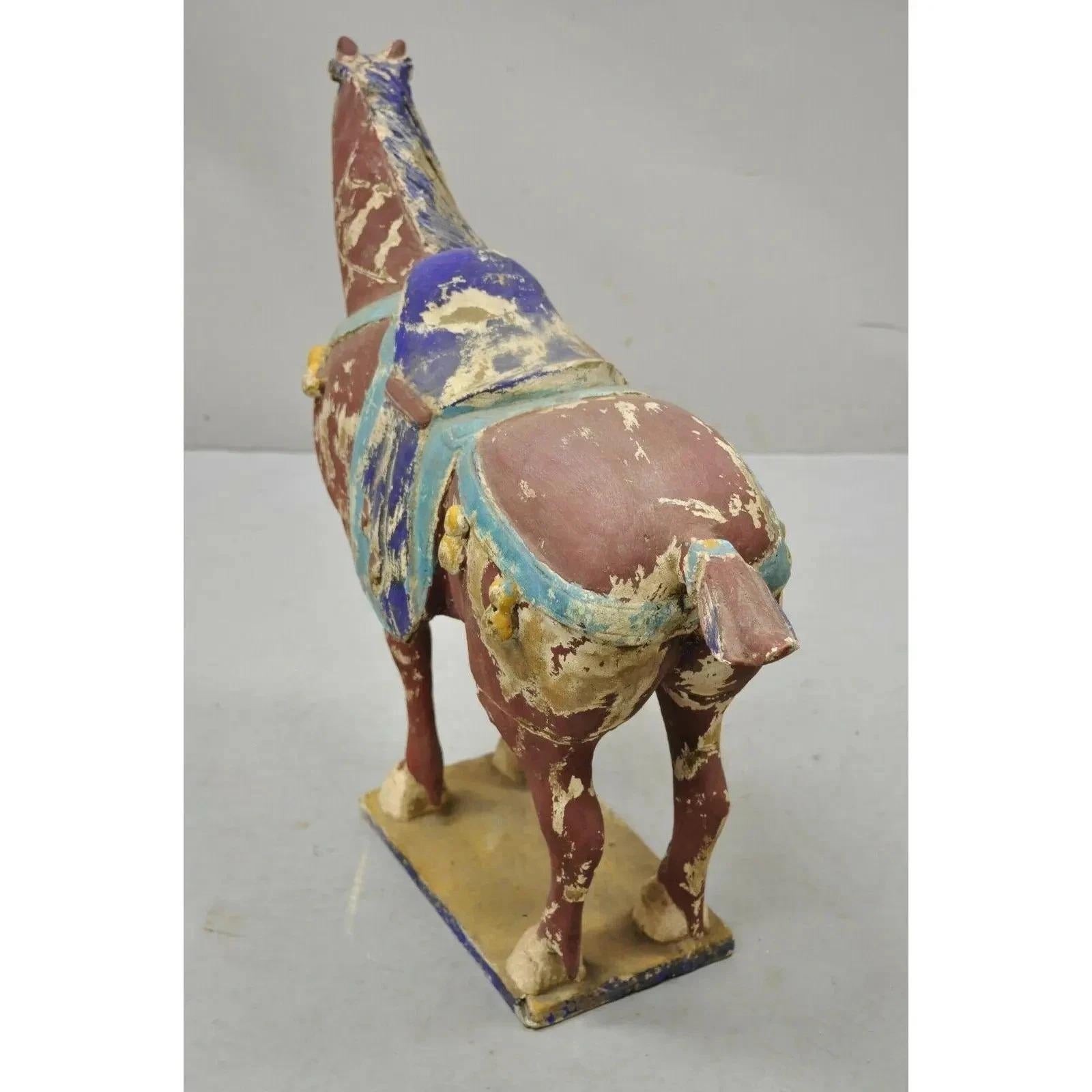 Scultura di Cavallo Tang cinese in legno intagliato in policromia da 28