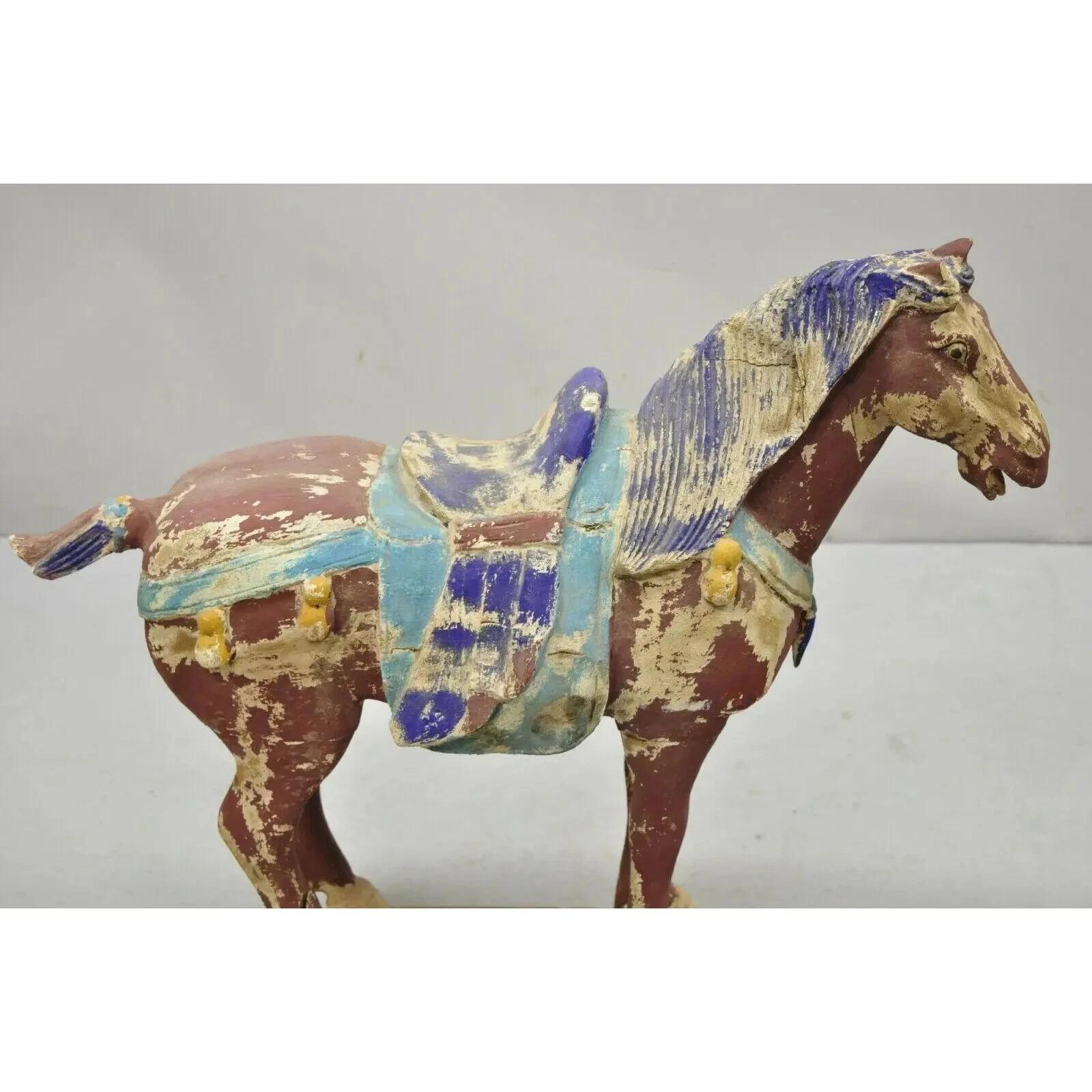 Scultura di Cavallo Tang cinese in legno intagliato in policromia da 28