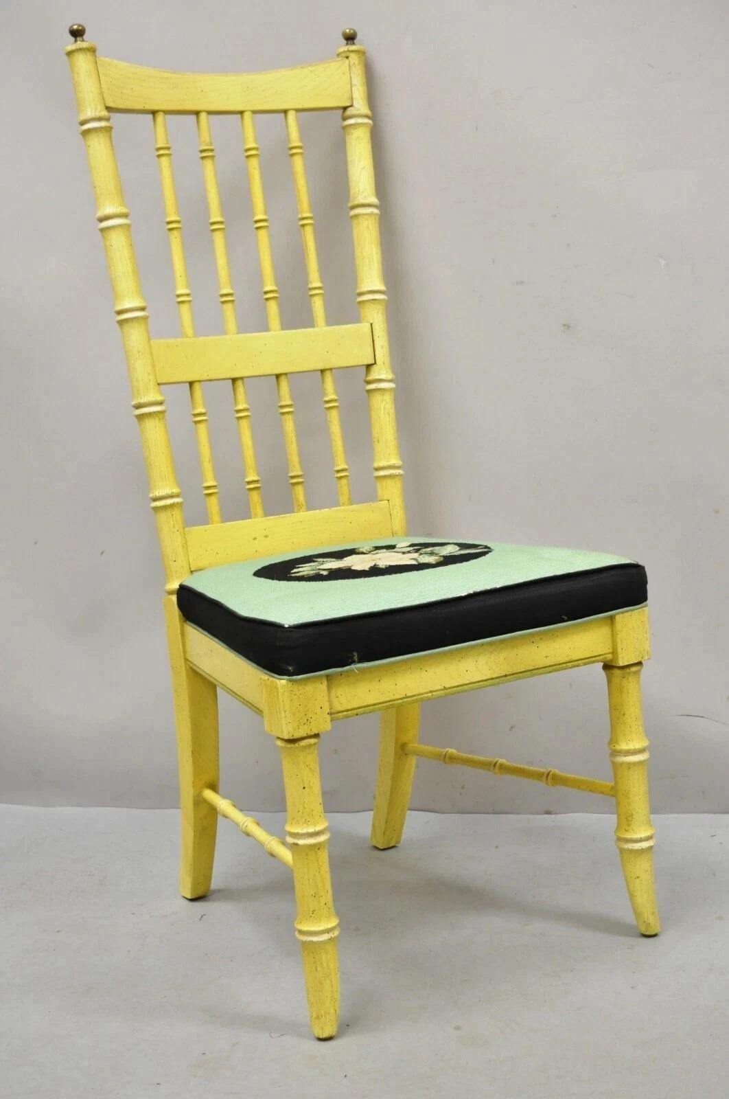 Vintage Thomasville Hollywood Regency Yellow Faux Bamboo Wooden Dairs - Set di 6. L'elenco comprende (2) poltrone, (4) sedie laterali, finitura originale dipinta di giallo, terminali a sfera in ottone, sedute imbottite con tappezzeria floreale,