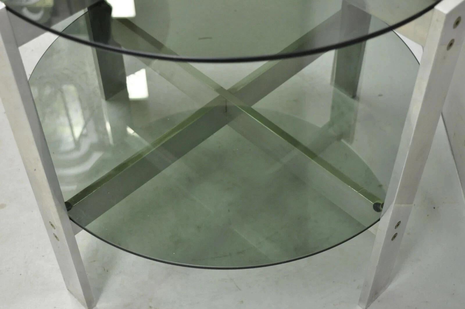 Mid-Century Modern Table d'appoint Vintage Mid Century Modern ronde à 2 niveaux en verre fumé et base en aluminium en vente