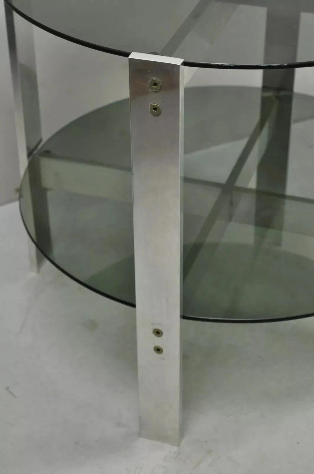 Table d'appoint Vintage Mid Century Modern ronde à 2 niveaux en verre fumé et base en aluminium Bon état - En vente à Philadelphia, PA