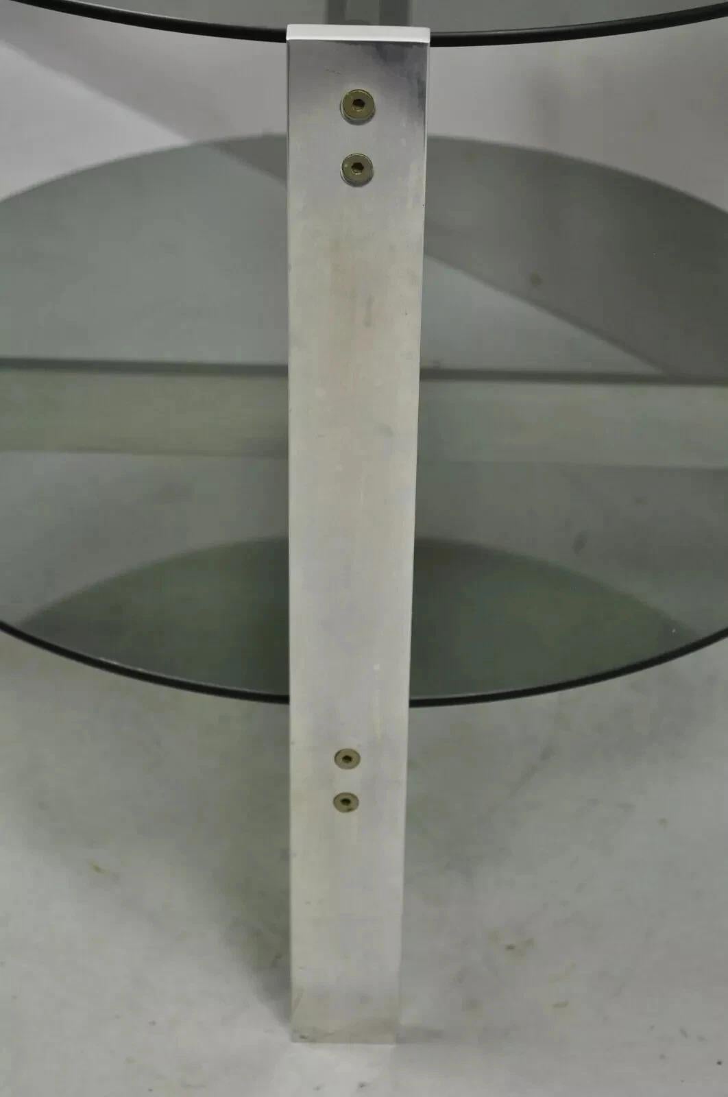 20ième siècle Table d'appoint Vintage Mid Century Modern ronde à 2 niveaux en verre fumé et base en aluminium en vente
