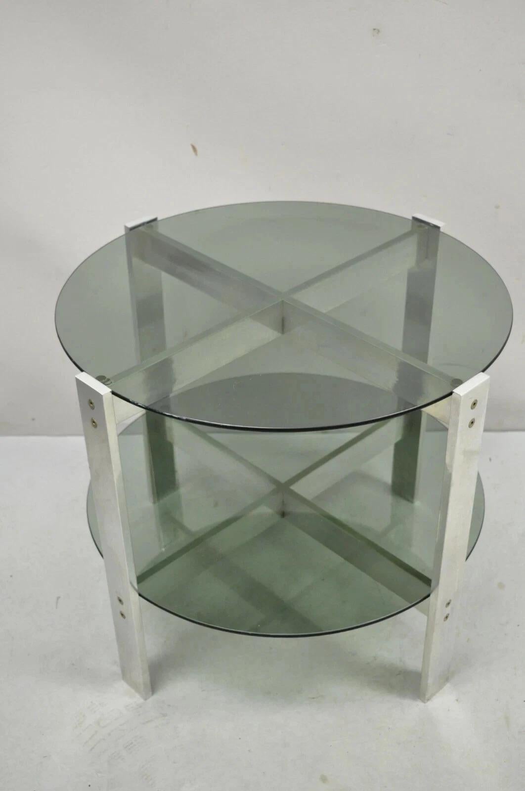 Table d'appoint Vintage Mid Century Modern ronde à 2 niveaux en verre fumé et base en aluminium en vente 3