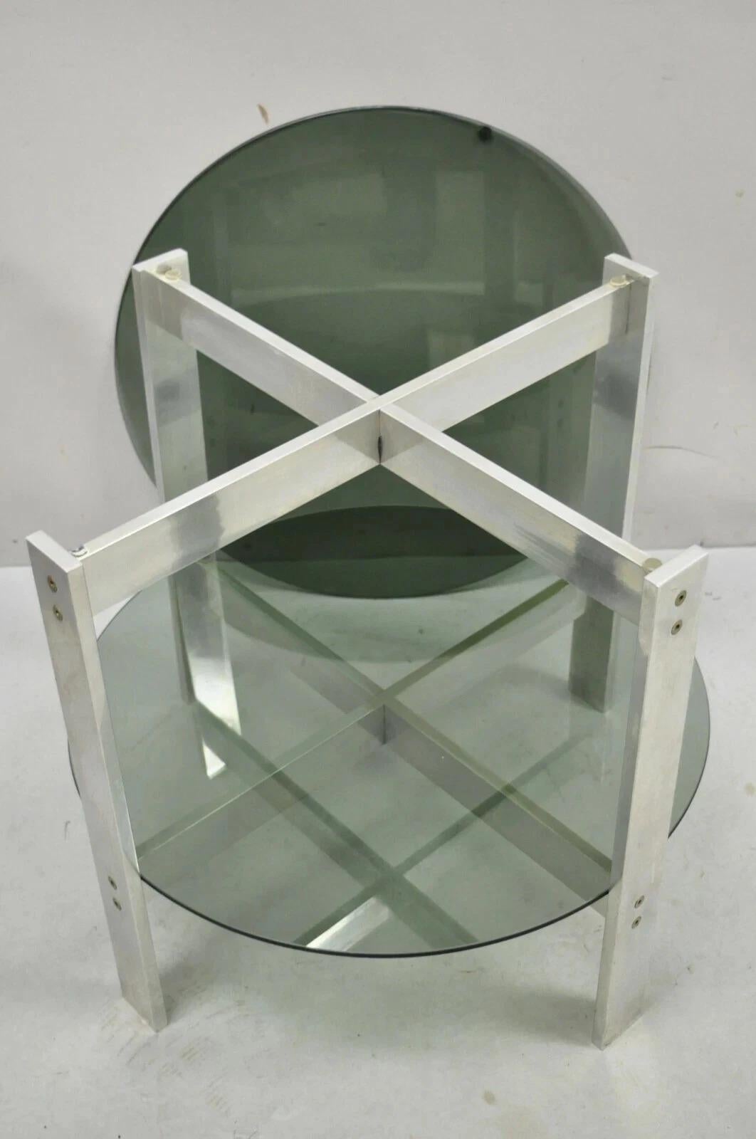 Table d'appoint Vintage Mid Century Modern ronde à 2 niveaux en verre fumé et base en aluminium en vente 2