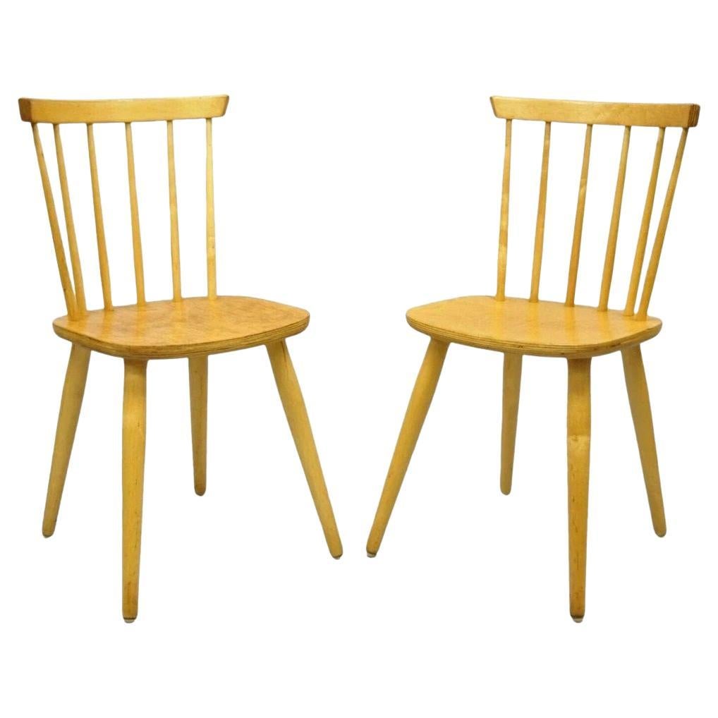 Vintage Mid Century Modern Spindle Back Birch Maple Side Chairs - a Pair in vendita