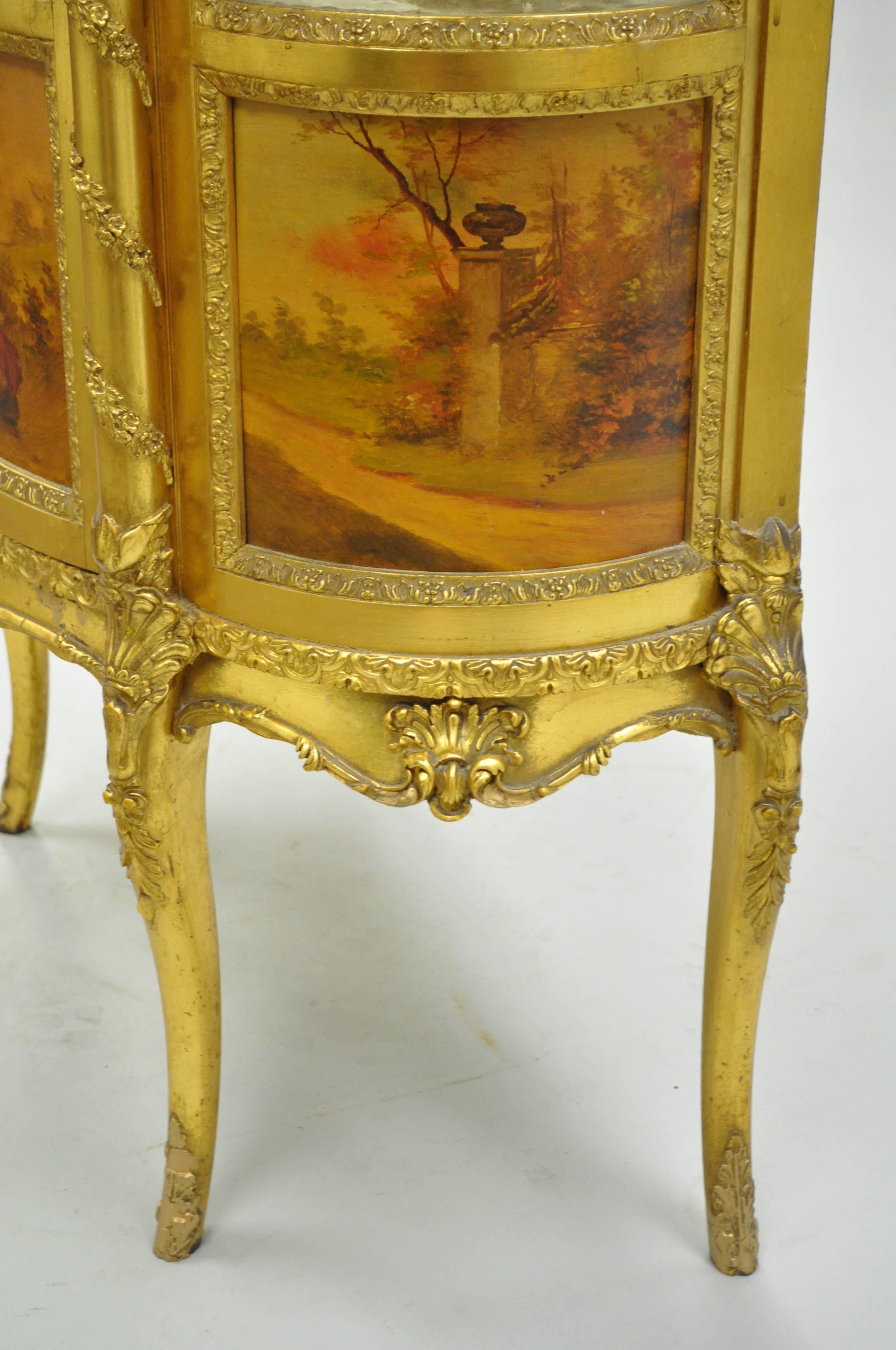 Meuble de vitrine de style Louis XV en bois doré et verre incurvé Vernis Martin Bon état à Philadelphia, PA