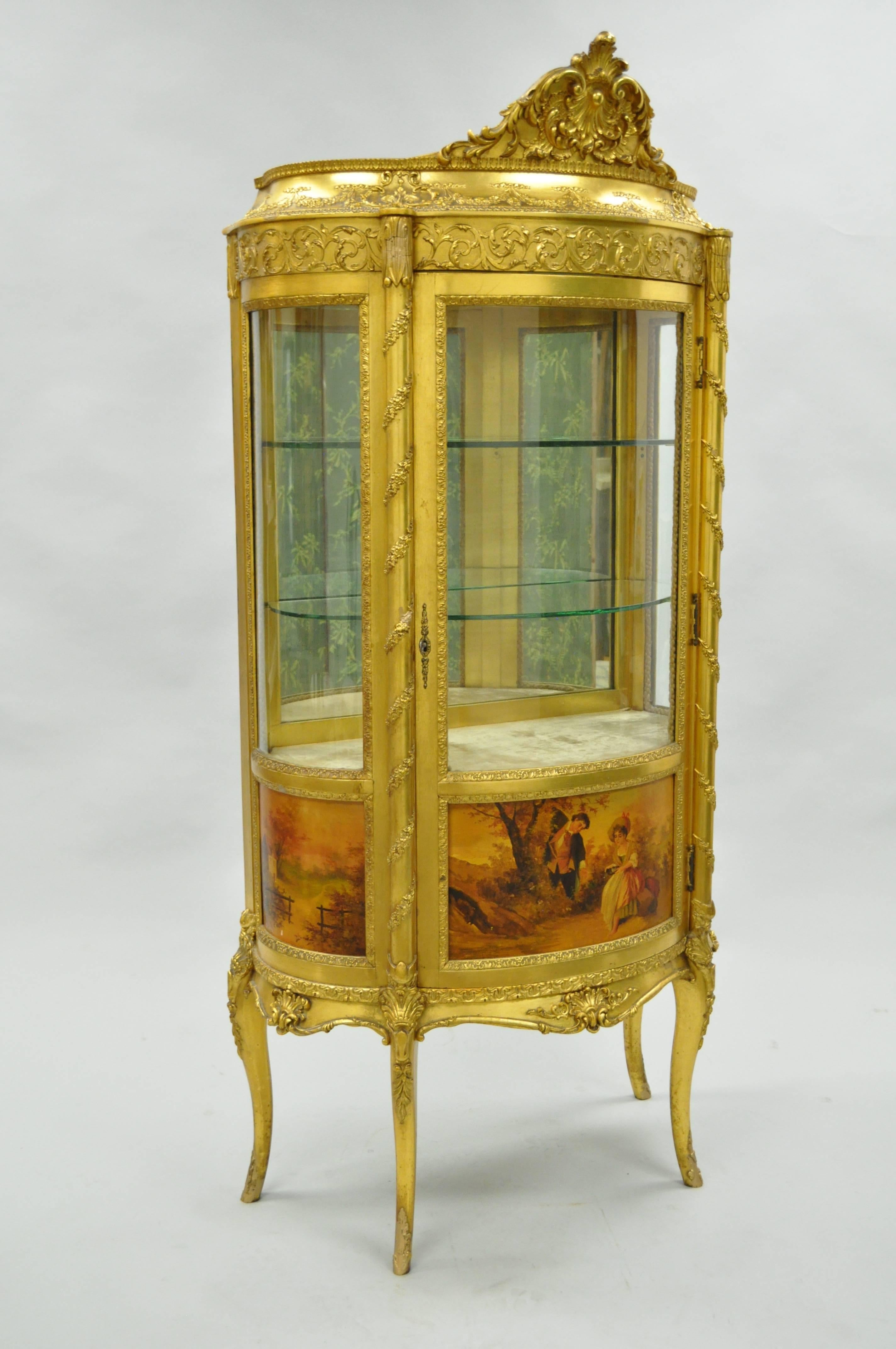 Remarquable cabinet de curiosité de la fin du 19e siècle de style Louis XV français en bois doré vernis Martin à vitres incurvées. Le cabinet français, avec un plateau et une caisse en serpentin, sculpté de rubans noués, d'enveloppes et de vignes
