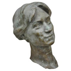 Scultura vintage in bronzo fuso patinato raffigurante il busto di una donna con i capelli raccolti con una spilla