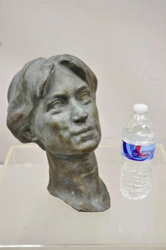 Scultura vintage in bronzo fuso patinato raffigurante il busto di una donna con i capelli raccolti con una spilla