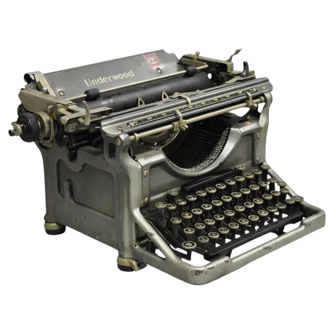 Machine à écrire manuelle Underwood modèle 6 (?) des années 1930, de couleur grise