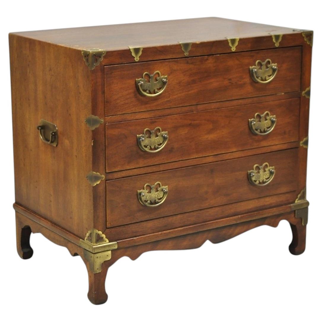 Commode de campagne Henredon « Pan Asian Chinoiserie » à 3 tiroirs, décor papillon en laiton