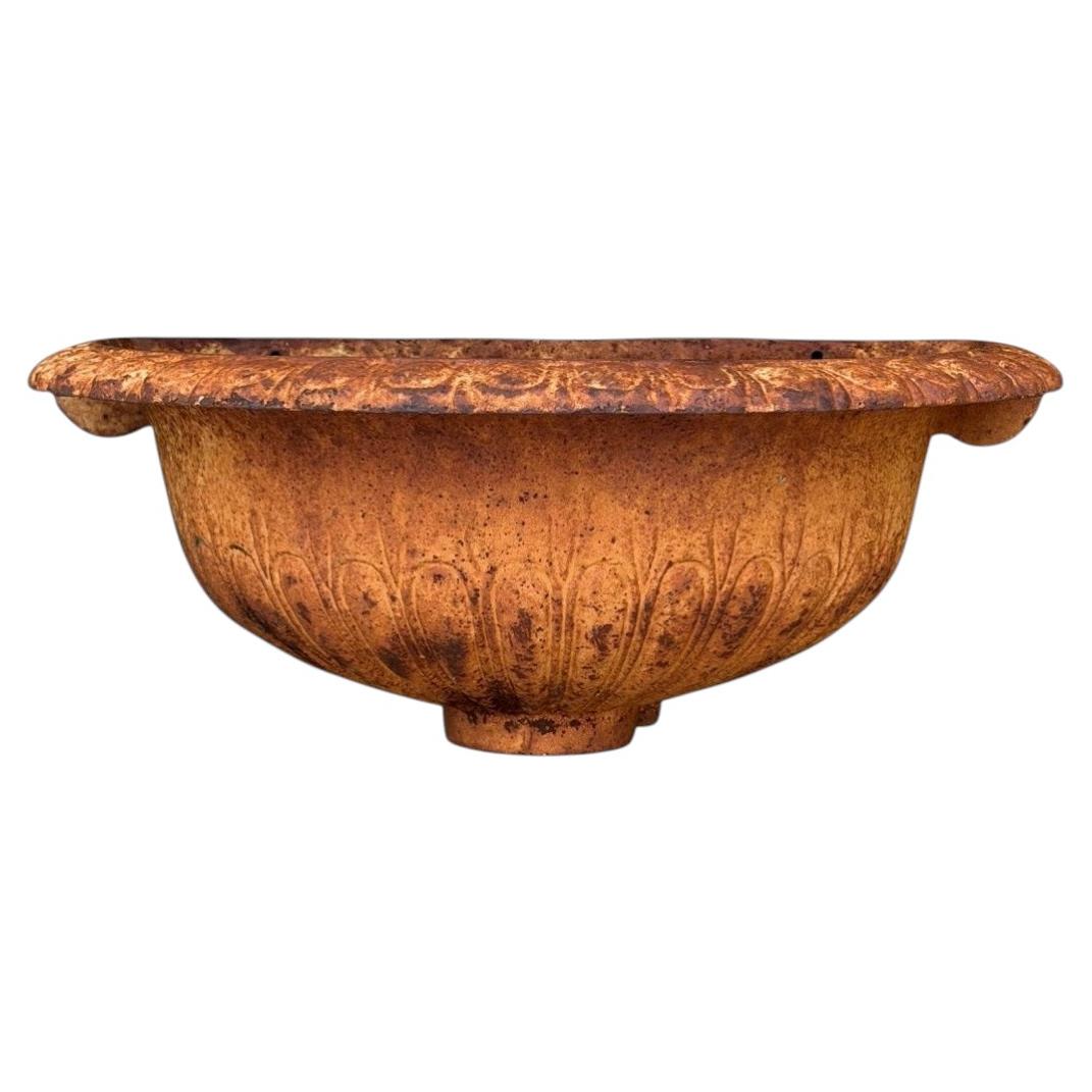 Maceta de jardín de estilo clásico francés, de hierro fundido, con forma de urna semicircular, para colgar en la pared en venta