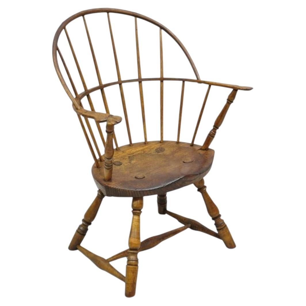 Petit fauteuil Windsor à dossier incurvé, de style colonial français rustique, en chêne châtaignier, d'époque