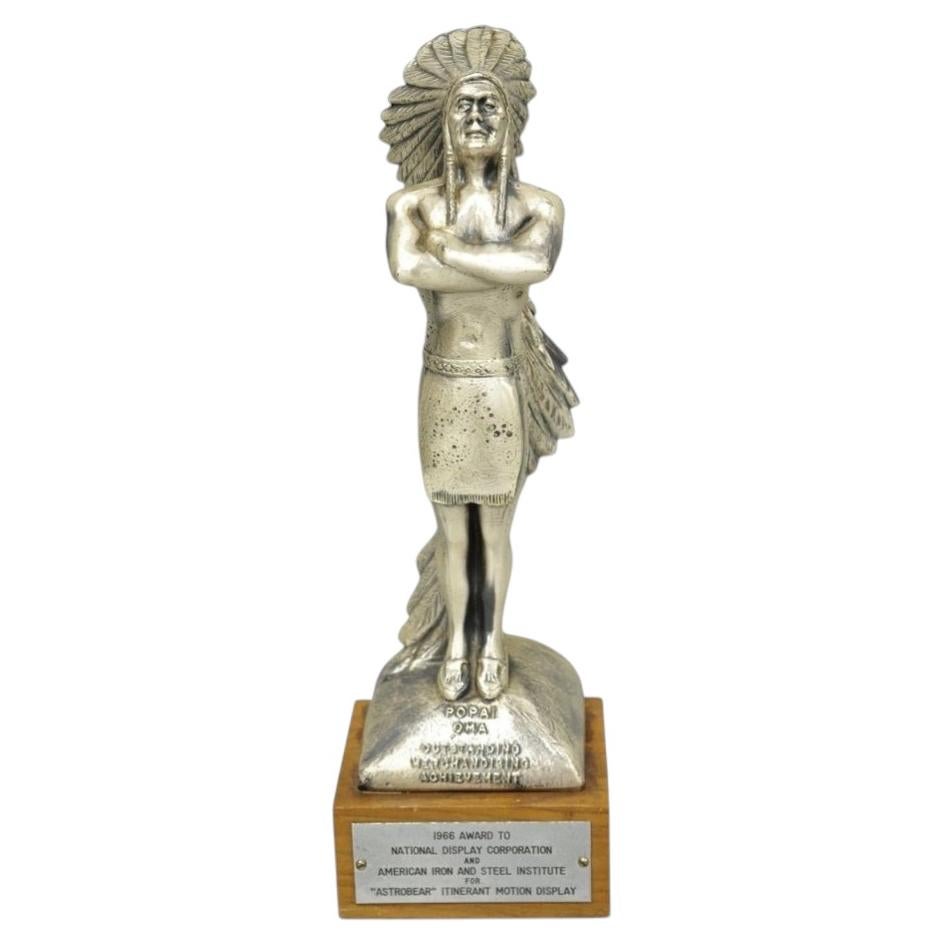 Trophée vintage des années 1960, décerné par POPAI, pour la meilleure vitrine de magasin OMA : figurine représentant un chef amérindien