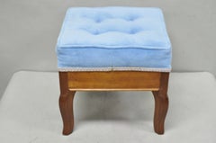 Reposapiés otomano antiguo de estilo victoriano, de madera de nogal, con patas cabriolé y tapizado azul con capitoné
