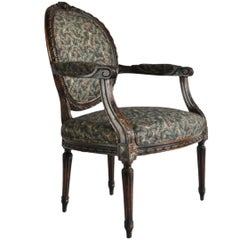 Fauteuil de cheminée vintage en noyer sculpté de style Louis XVI Fauteuil