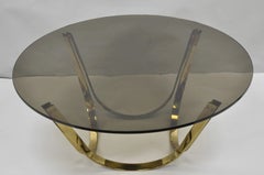 Tri-Mark Couchtisch im Mid-Century-Modern-Stil aus vermessingtem Stahl mit Rauchglas-Bogen