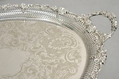 Antikes, versilbertes Bar-Serviertablett im viktorianischen Stil von Barker Ellis mit Repoussé-Verzierung in Weinreben-Motiv