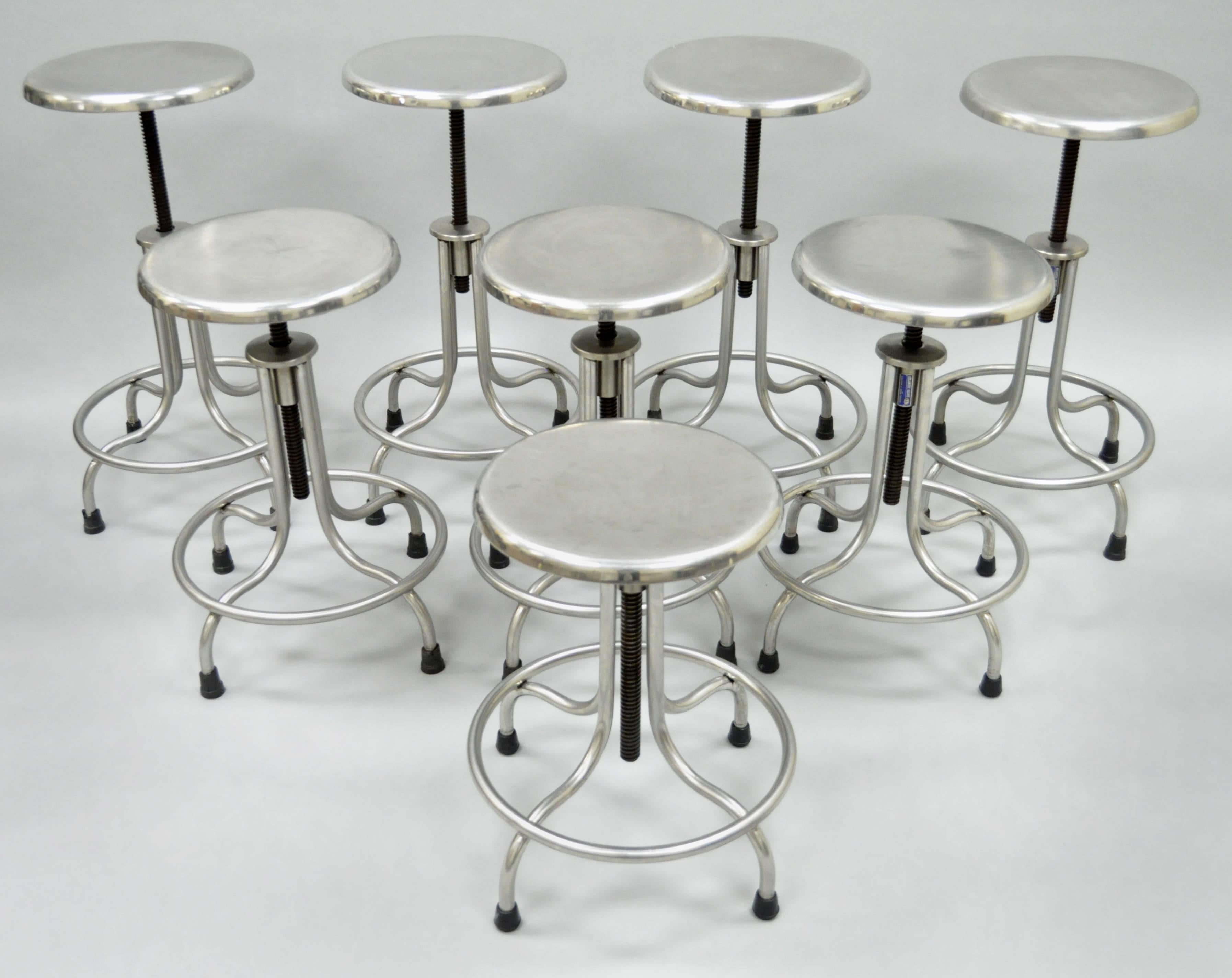 Tabouret de bar ou tabouret pivotant à hauteur réglable en acier inoxydable avec repose-pieds d'Atlantic Alloy Industries Inc. (AAI) de Union, New Jersey. Ce tabouret médical ou dentaire de fabrication américaine de bonne facture est doté d'une