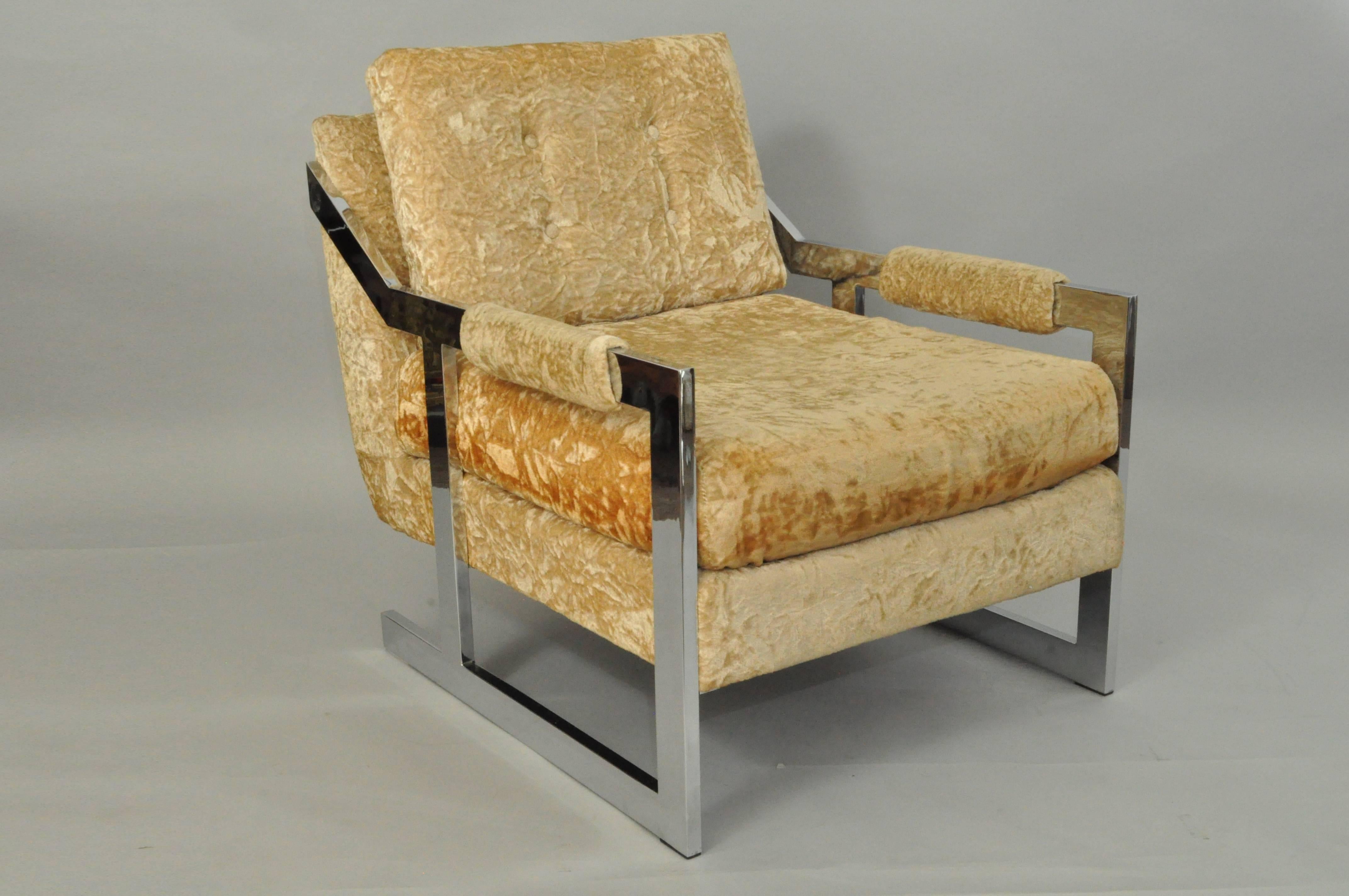 Original Vintage Mid-Century Modern Carsons von High Point Chrom flache Bar Lounge-Sessel im Stil von Milo Baughman. Der Stuhl zeichnet sich durch einen einzigartigen abgewinkelten Chromrahmen, eine originelle Polsterung und klare modernistische