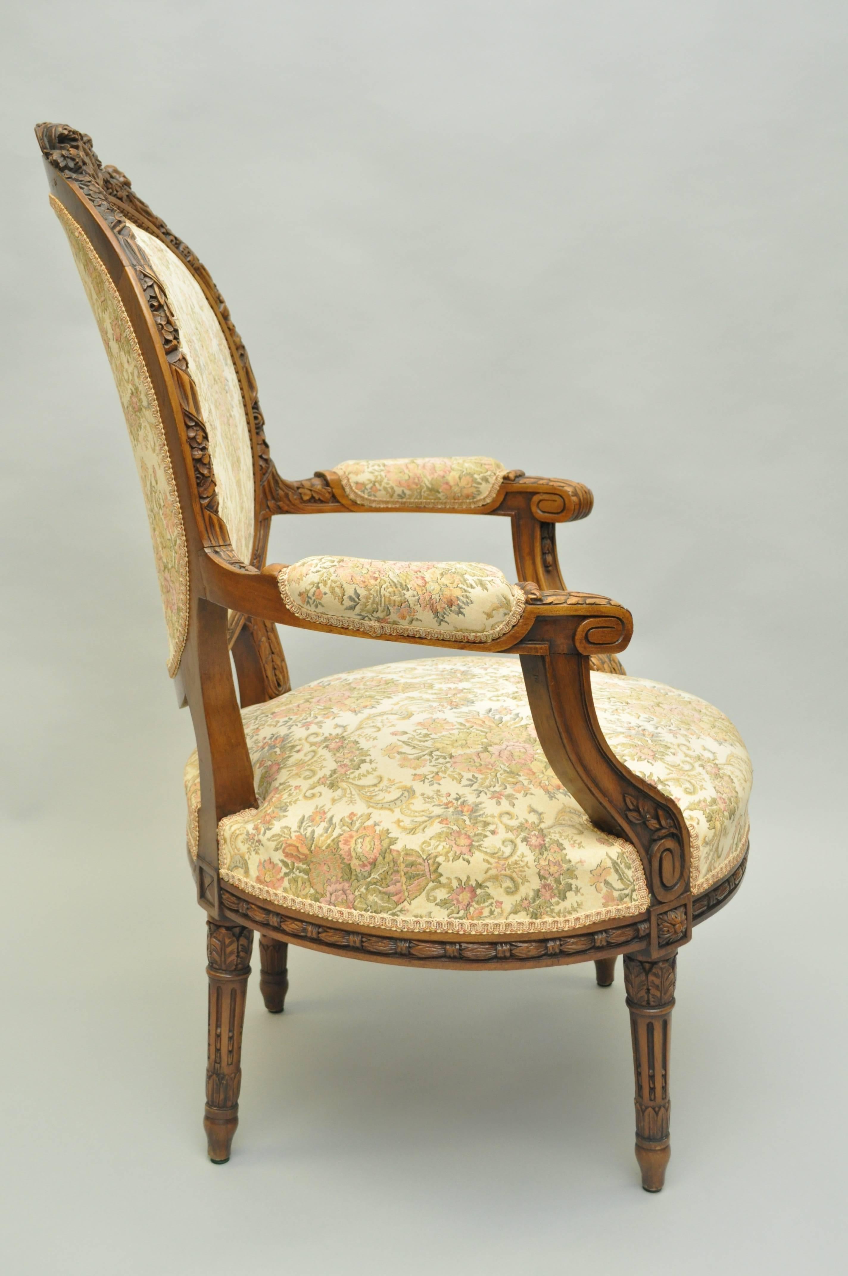 Französisch-viktorianischer Louis XVI.-Sessel aus Walnussholz mit fein geschnitztem Musikinstrument, geschnitzt (Frühes 20. Jahrhundert) im Angebot