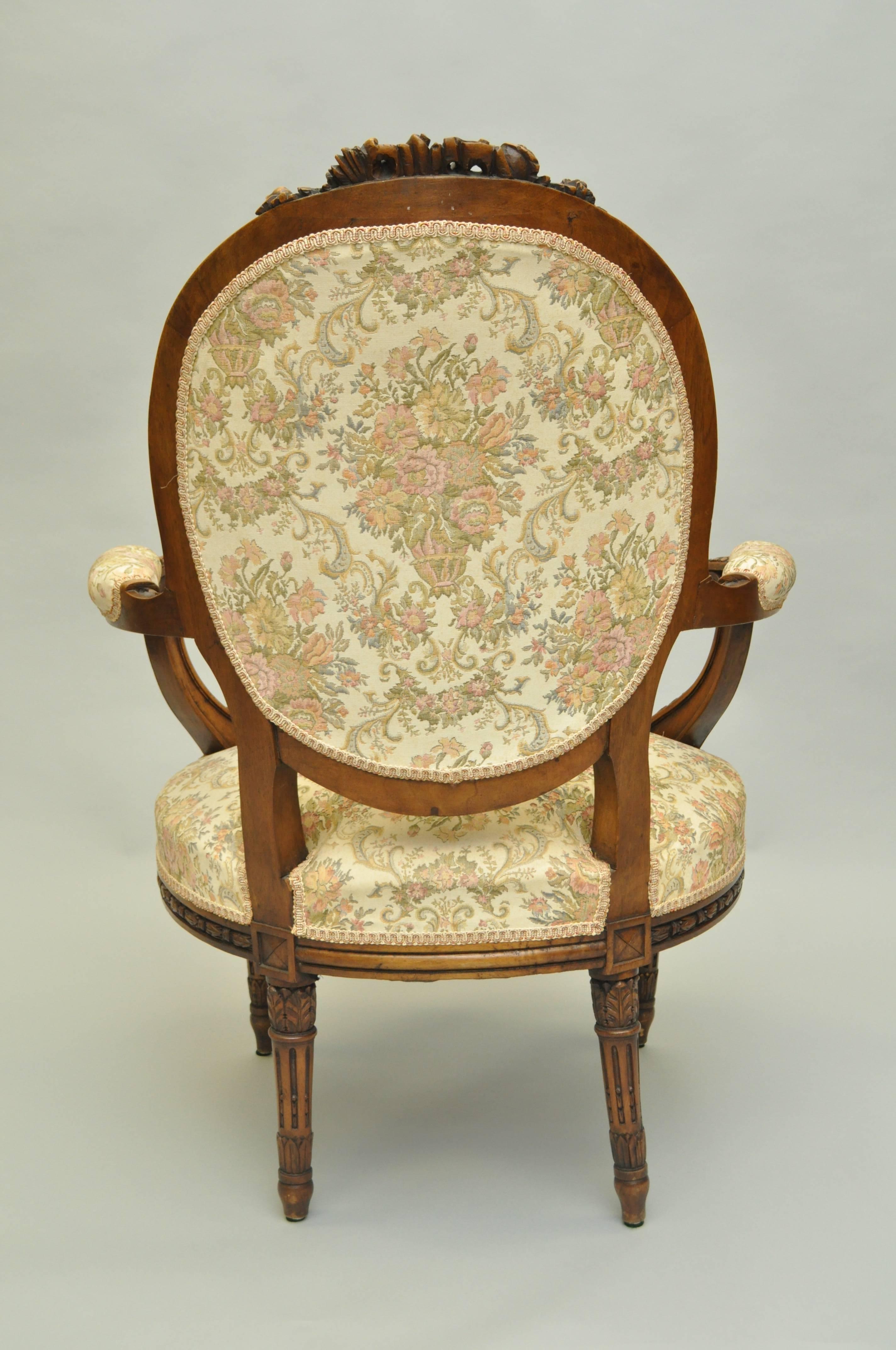 Französisch-viktorianischer Louis XVI.-Sessel aus Walnussholz mit fein geschnitztem Musikinstrument, geschnitzt im Angebot 2