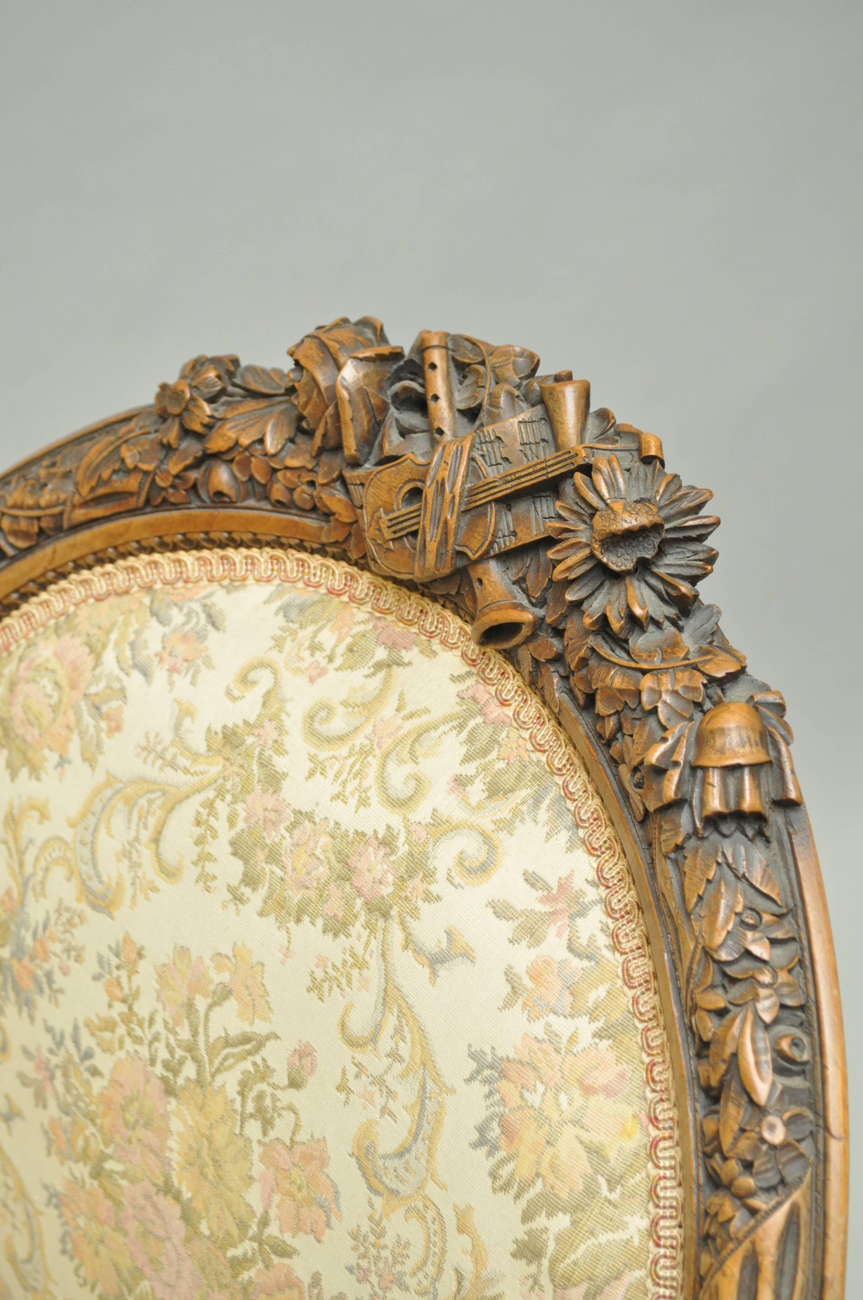 Französisch-viktorianischer Louis XVI.-Sessel aus Walnussholz mit fein geschnitztem Musikinstrument, geschnitzt (Geschnitzt) im Angebot