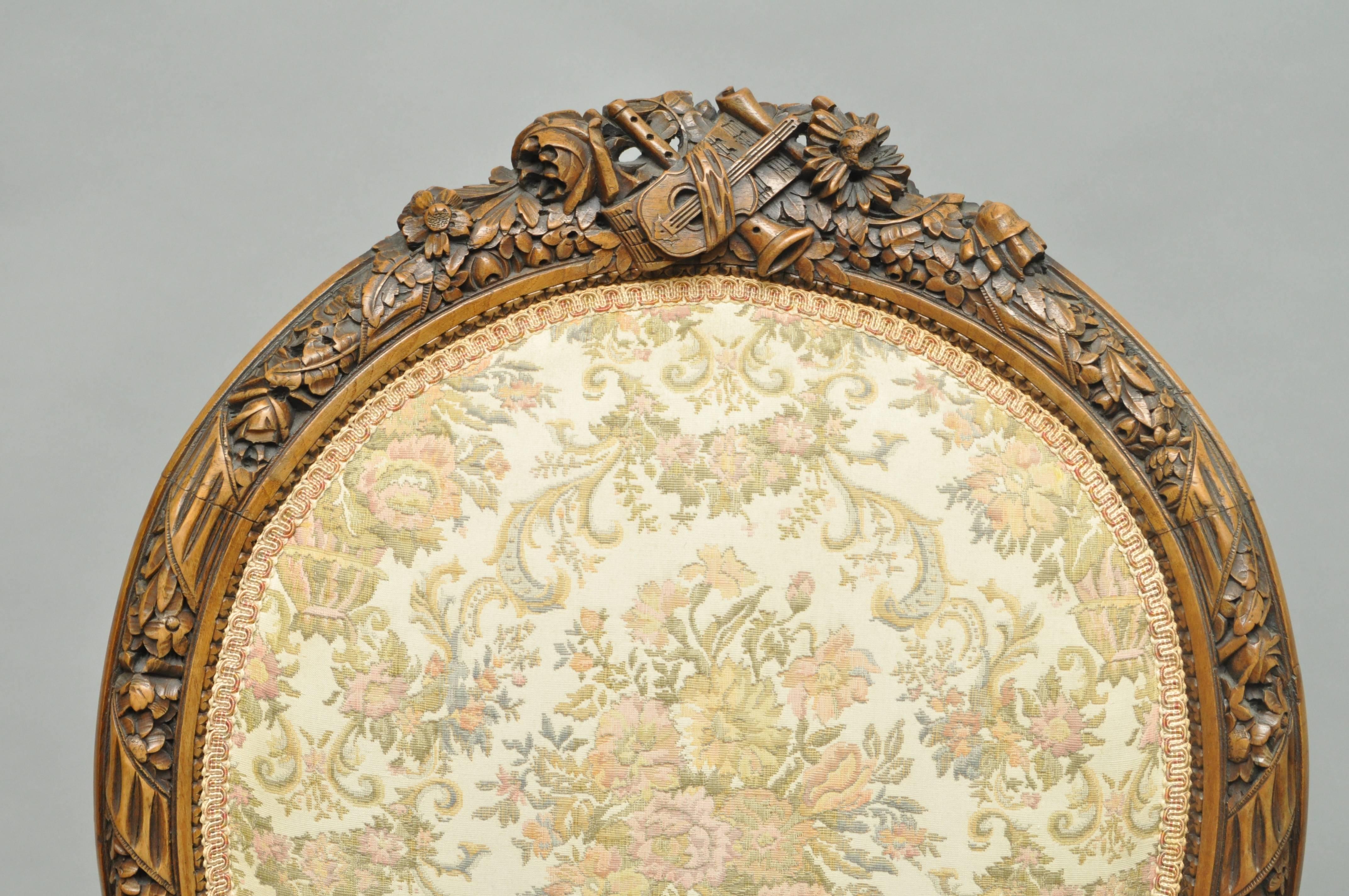 Französisch-viktorianischer Louis XVI.-Sessel aus Walnussholz mit fein geschnitztem Musikinstrument, geschnitzt im Angebot 4